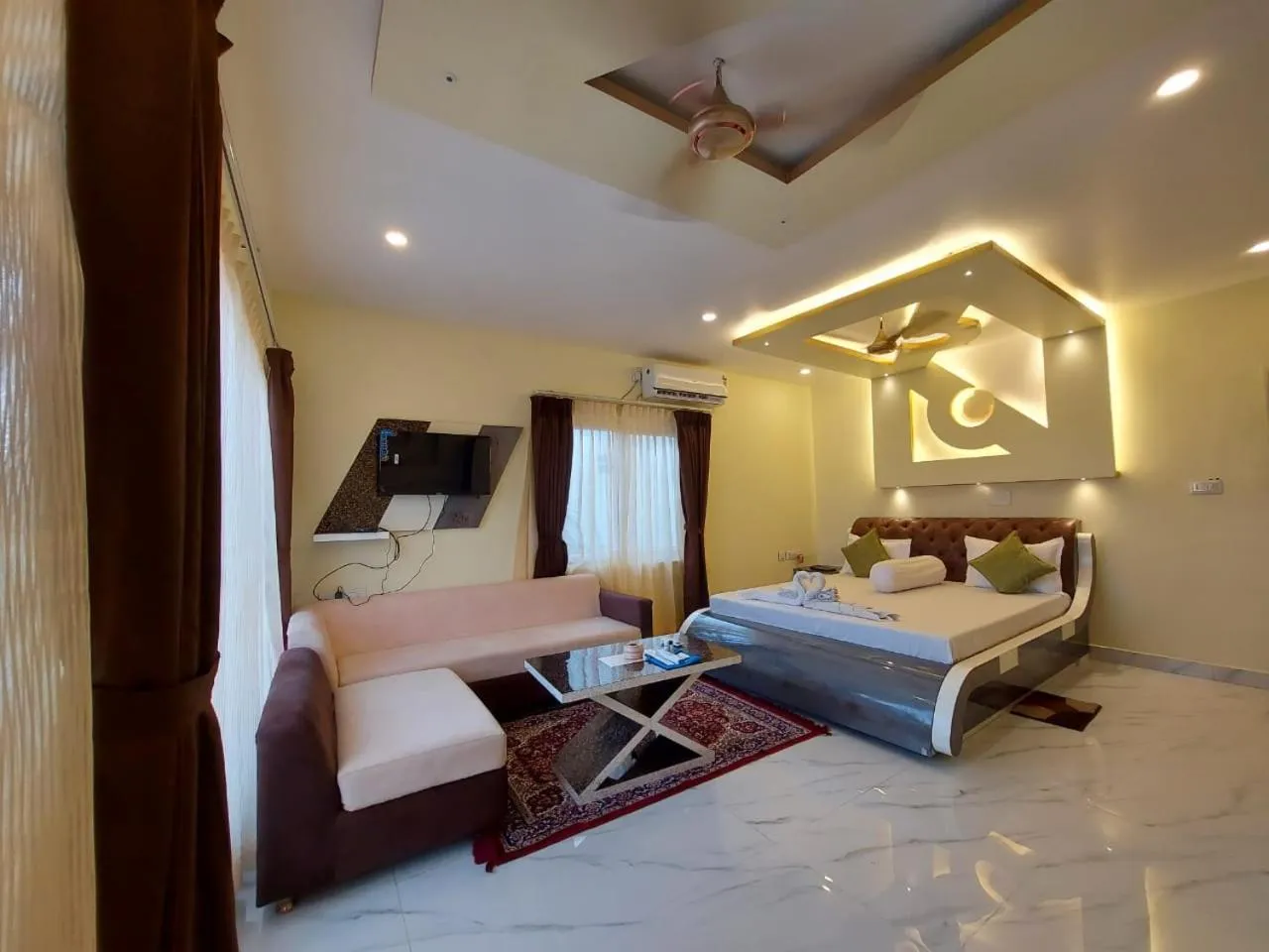 Bed in Hindusthan Inn - On Beach