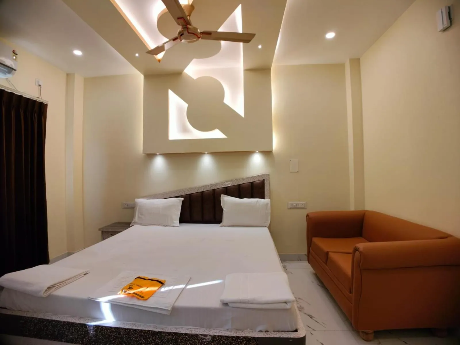 Bed in Hindusthan Inn - On Beach