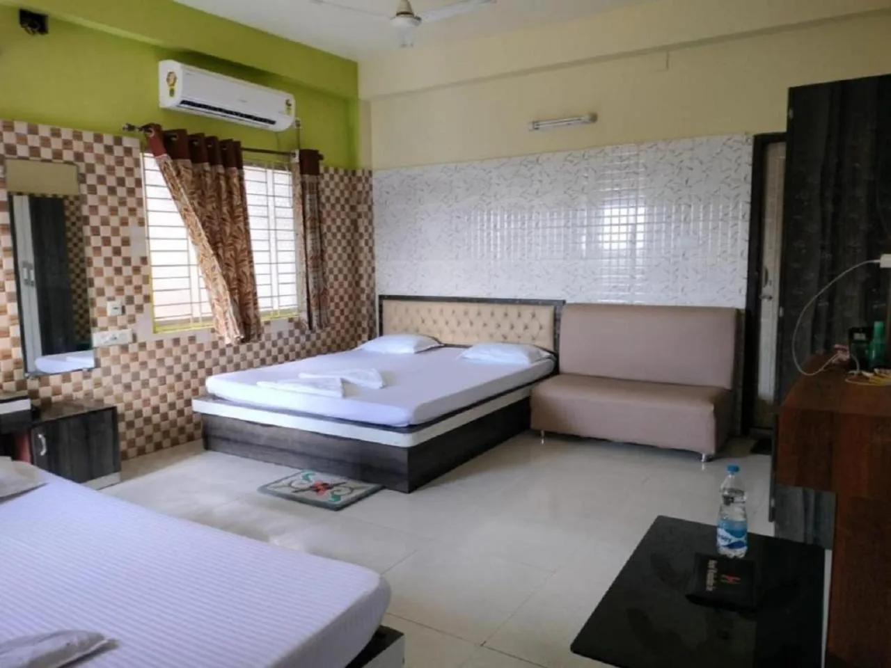 Bedroom, Bed in Hindusthan Inn - On Beach