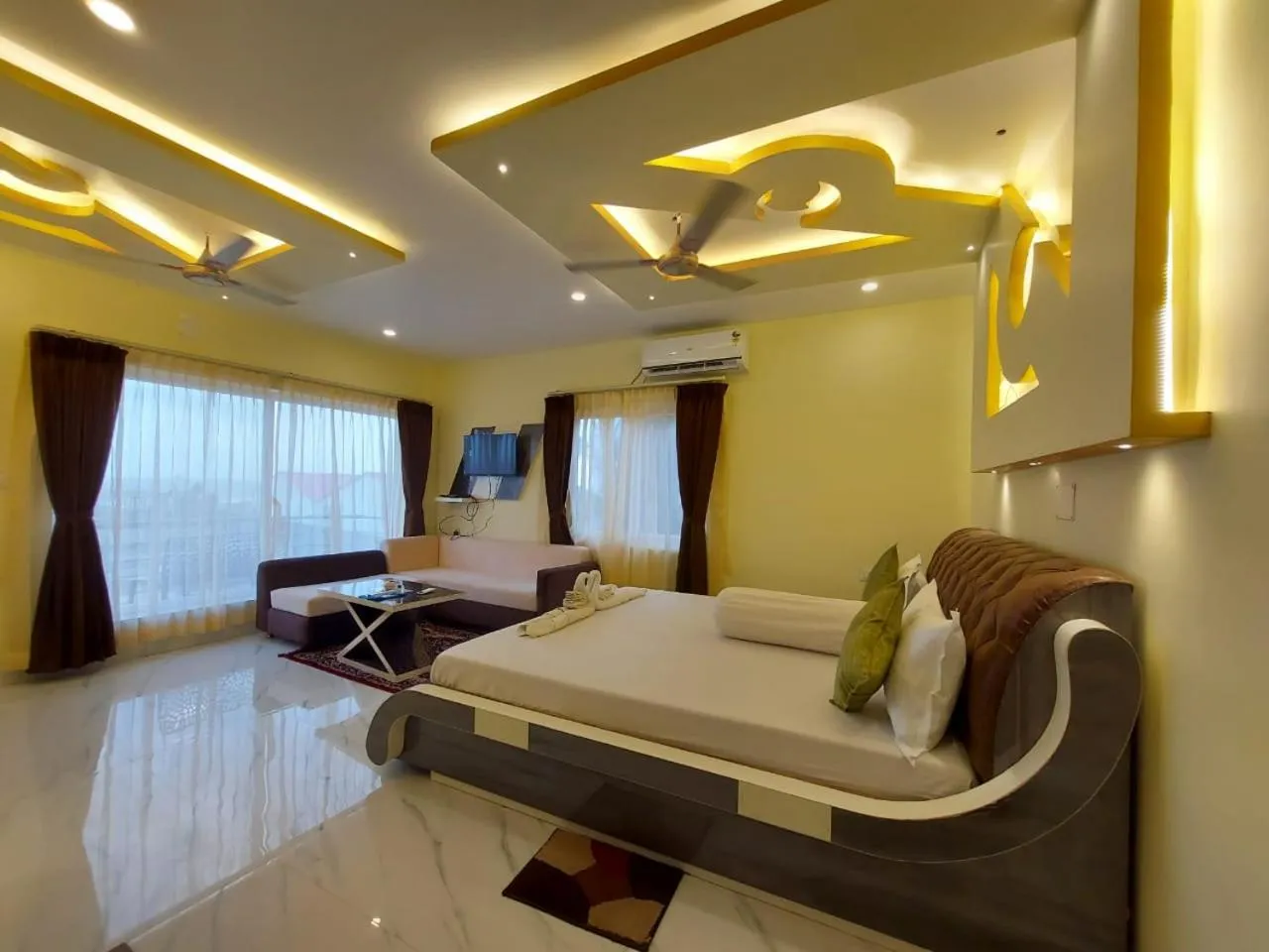 Bed in Hindusthan Inn - On Beach