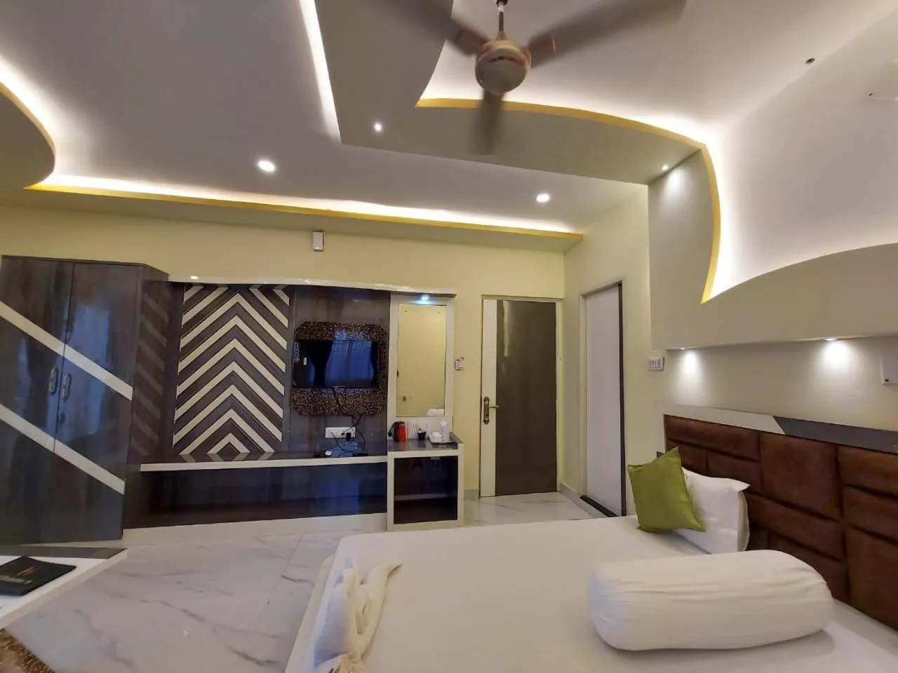 Bed in Hindusthan Inn - On Beach