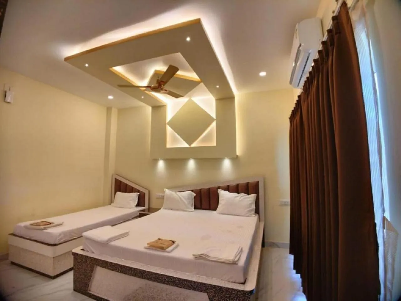 Bedroom, Bed in Hindusthan Inn - On Beach