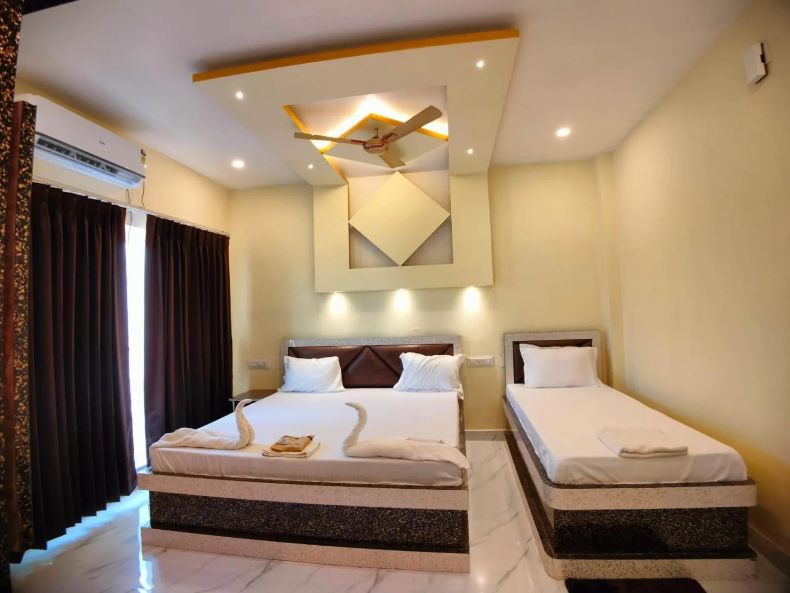 Bed in Hindusthan Inn - On Beach