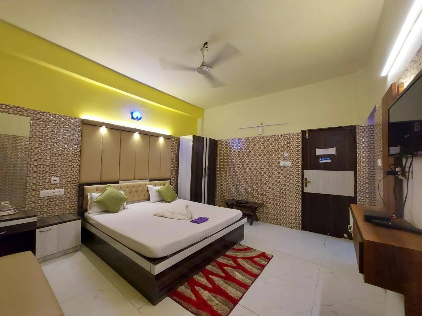 Photo of the whole room, Bed in Hindusthan Inn - On Beach