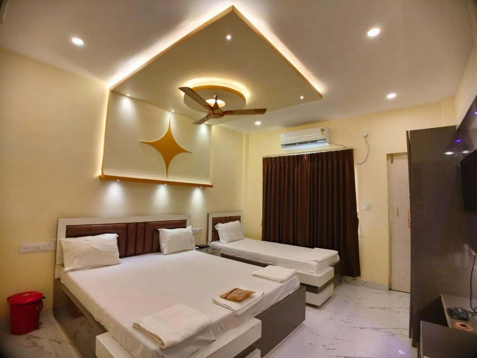 Bed in Hindusthan Inn - On Beach