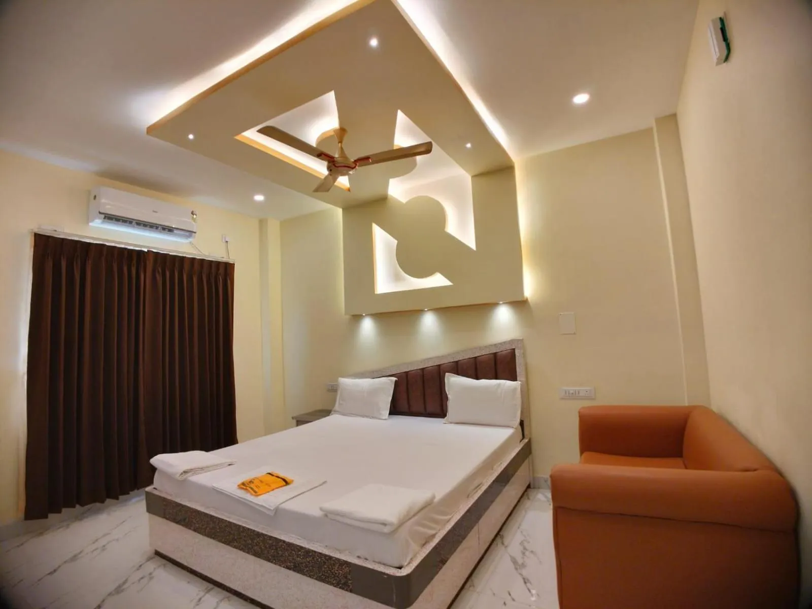 Bed in Hindusthan Inn - On Beach