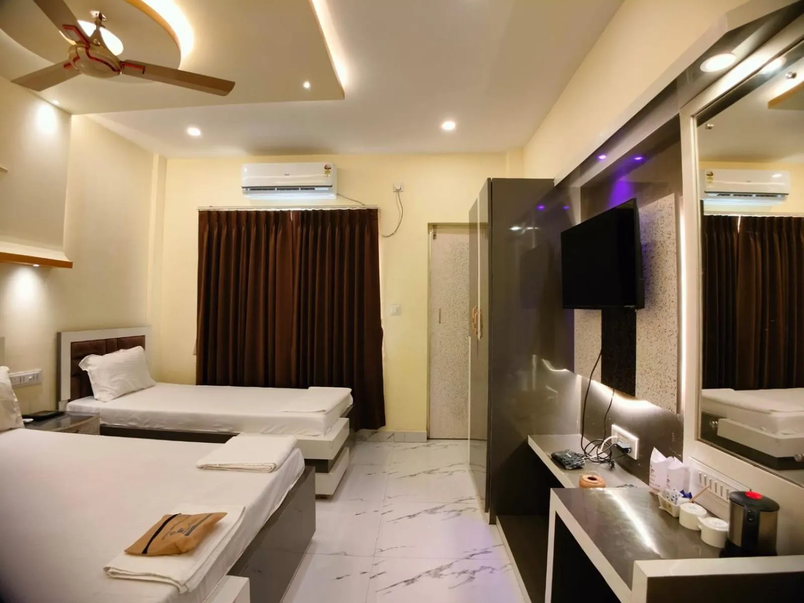 Bed in Hindusthan Inn - On Beach