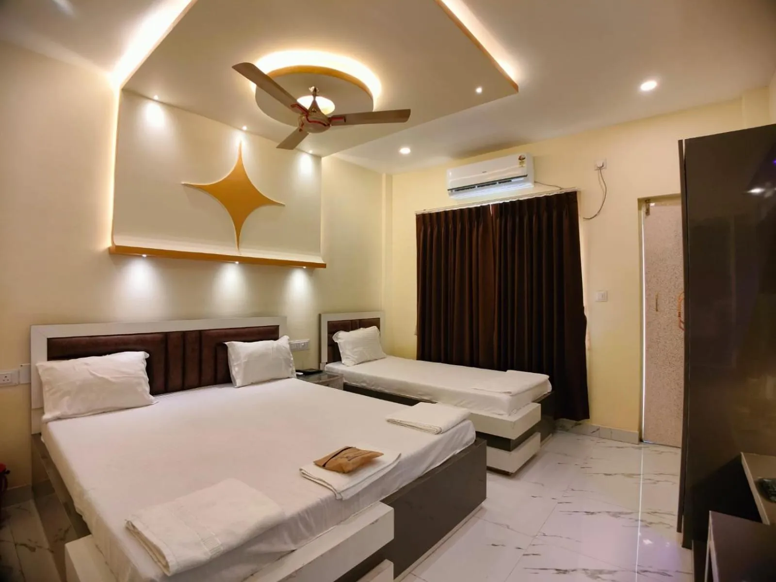 Bed in Hindusthan Inn - On Beach
