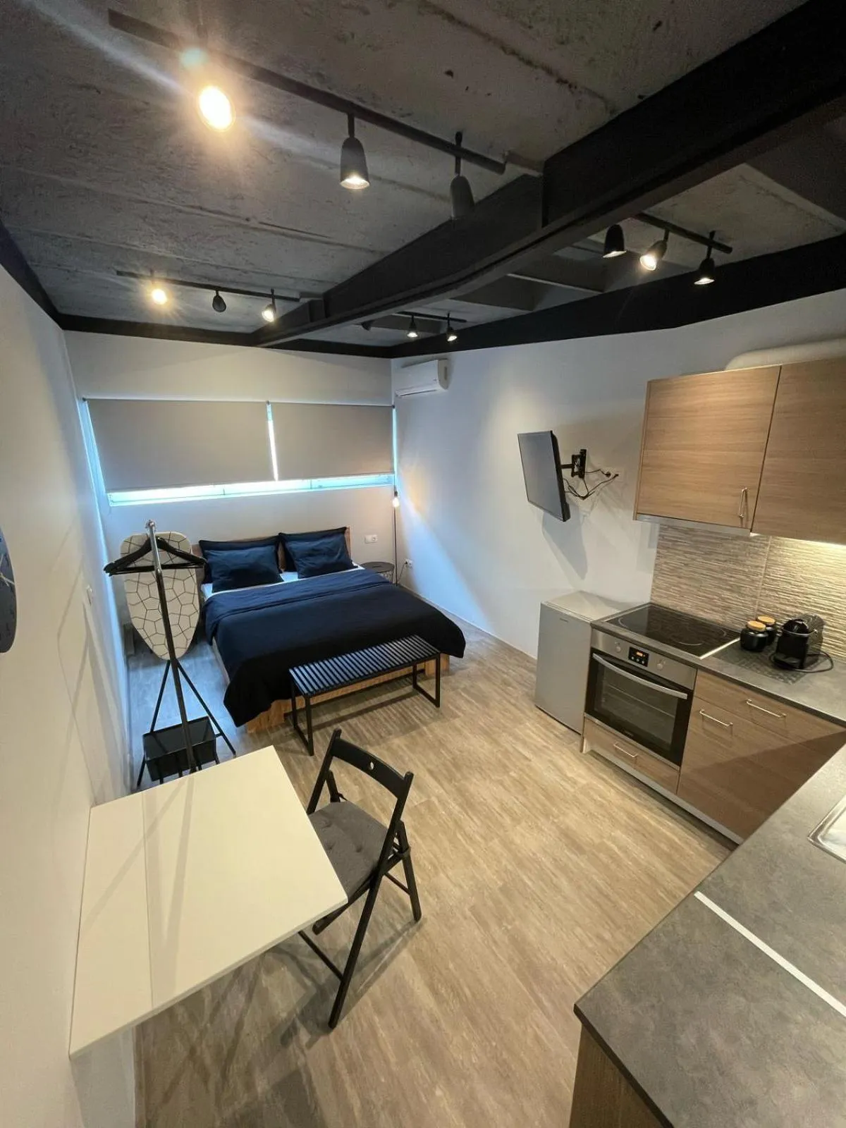 Photo of the whole room, Bed in Ermoo Athens Modern Living