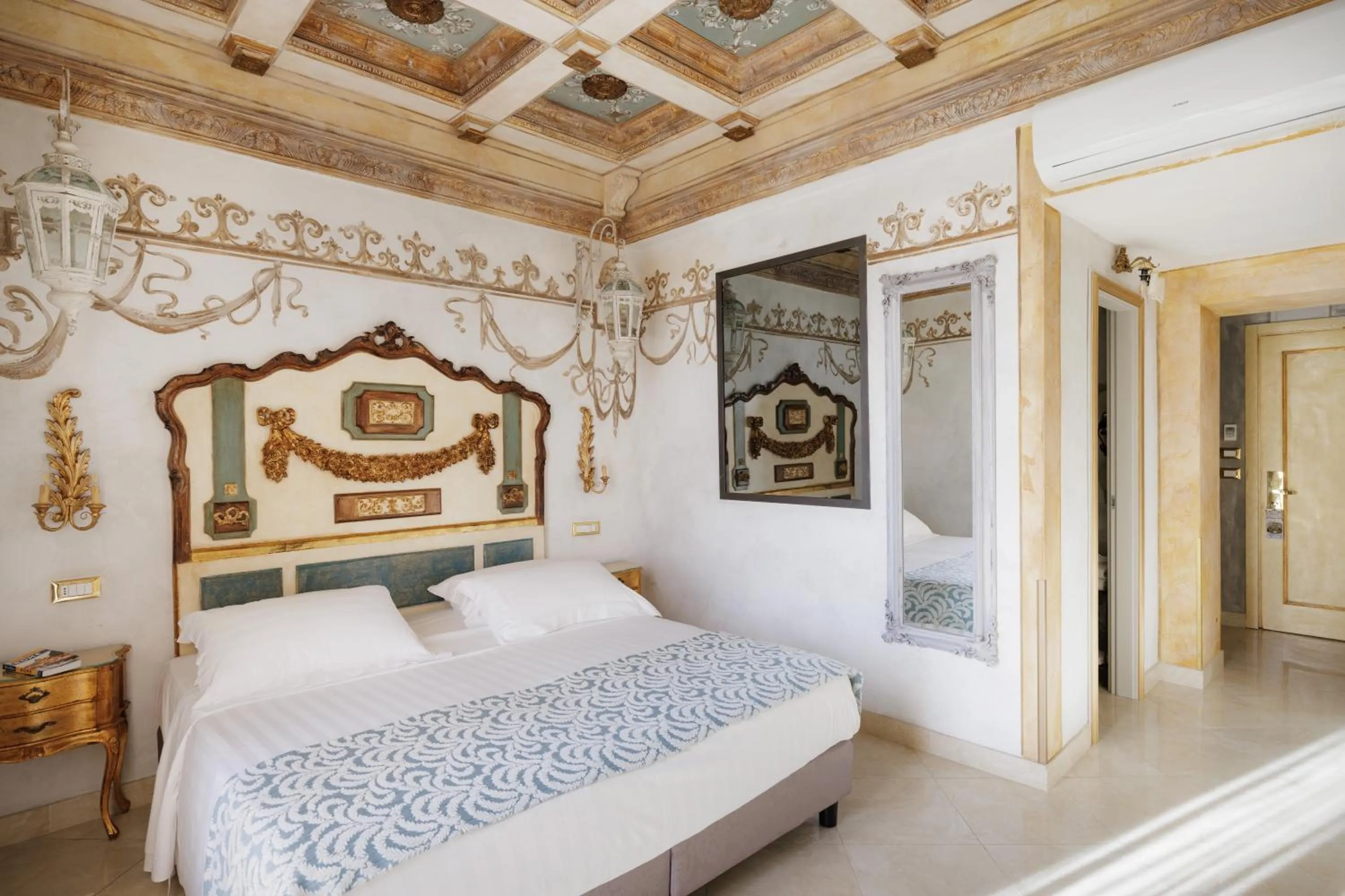 Bed in Romanico Palace Luxury Hotel & SPA