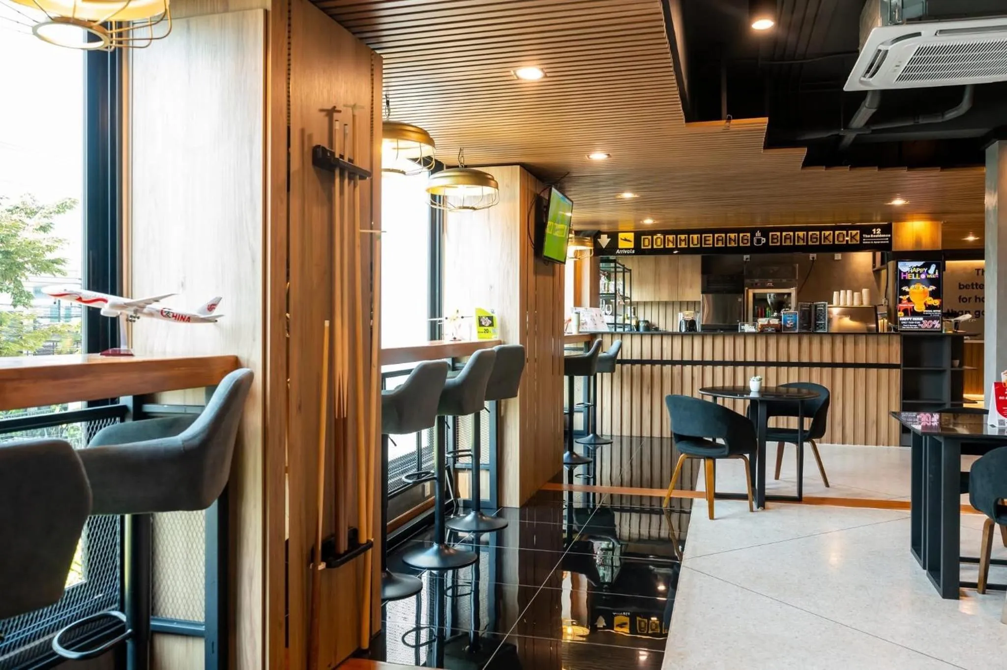 Lounge or bar in 12 The Residence Hotel at Don Mueang Airport