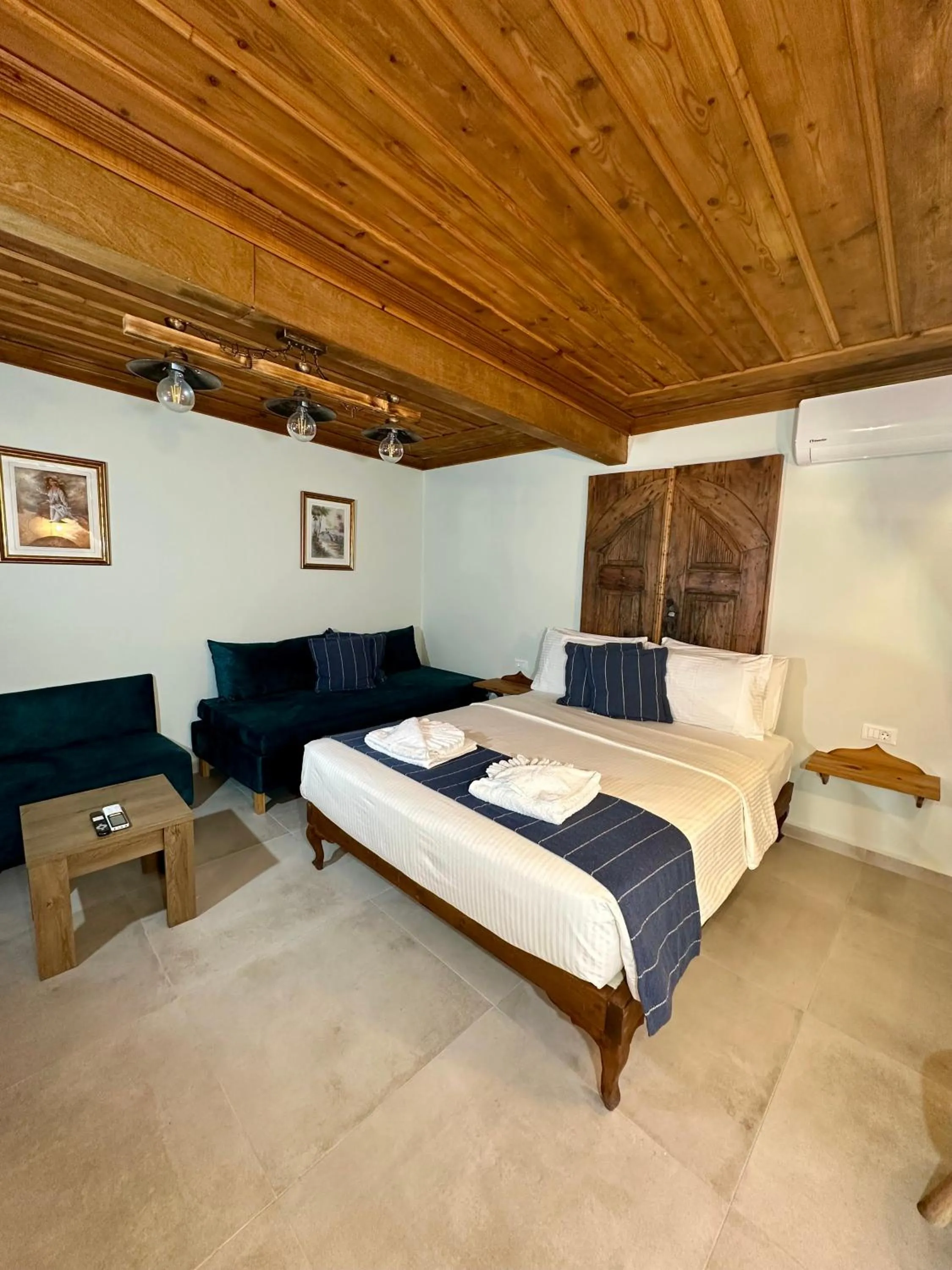 Photo of the whole room, Bed in Midgard Suites (Medieval Town)