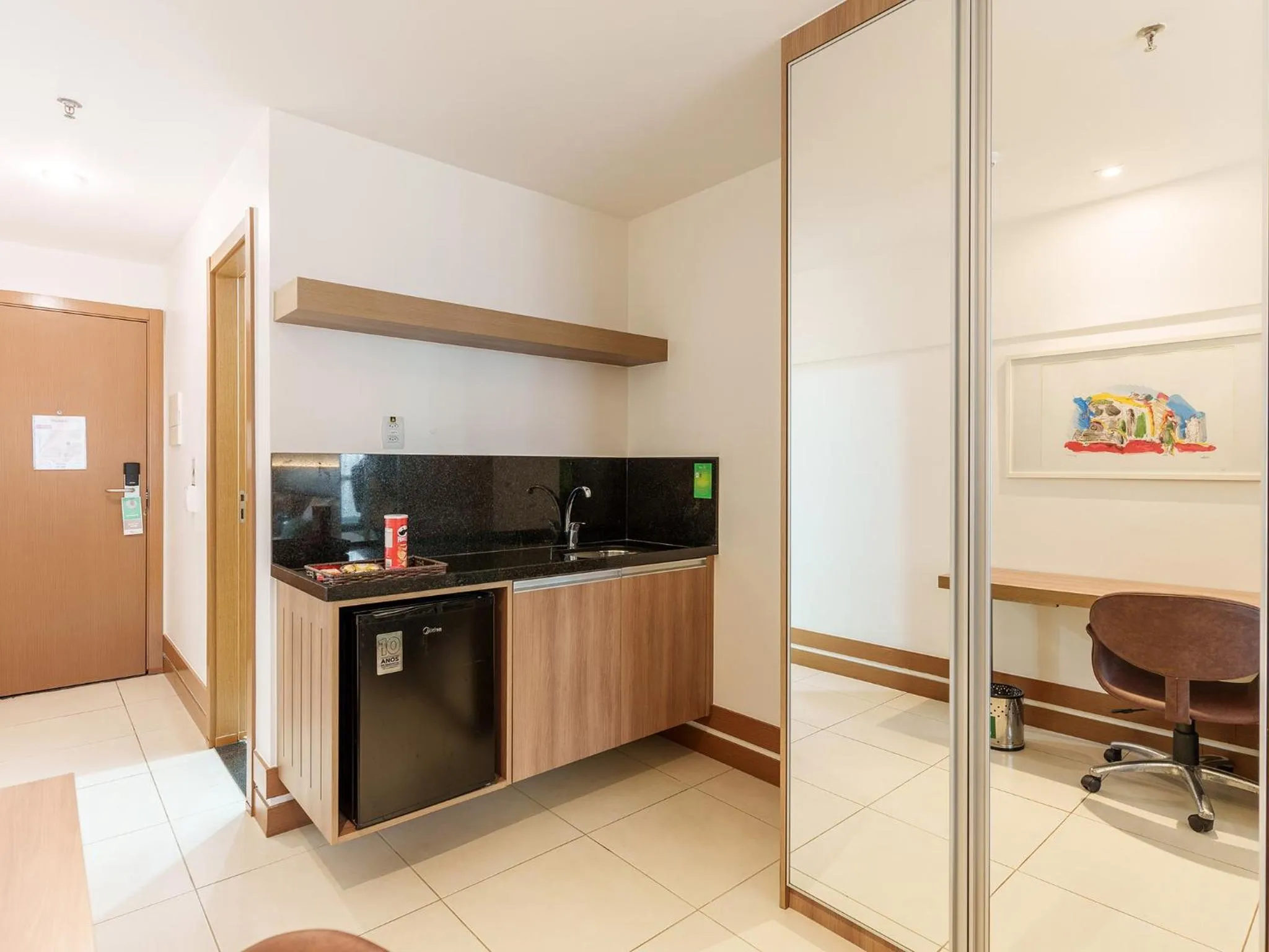 minibar in Athos Bulcão Hplus Executive