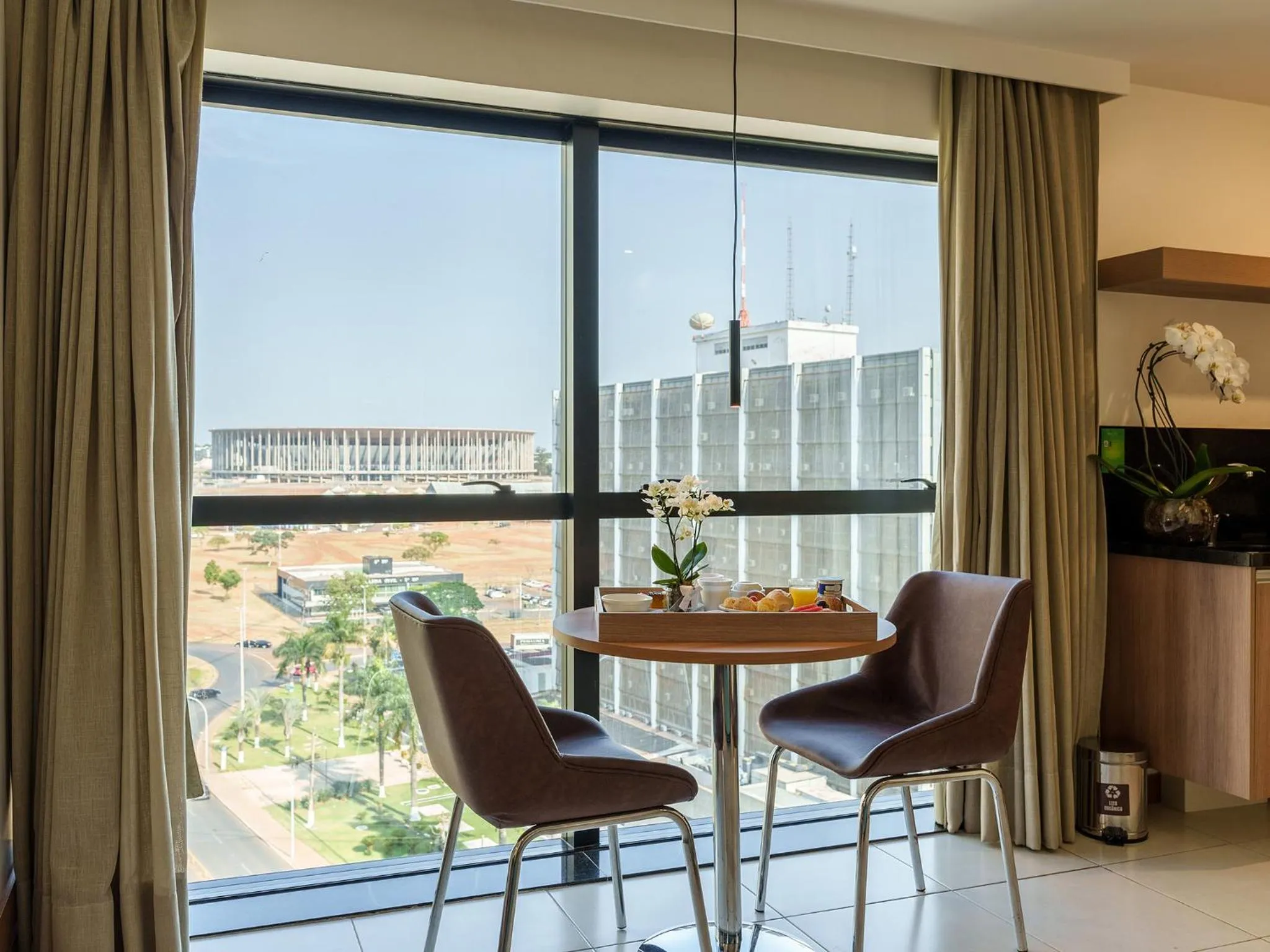 Dining area in Athos Bulcão Hplus Executive