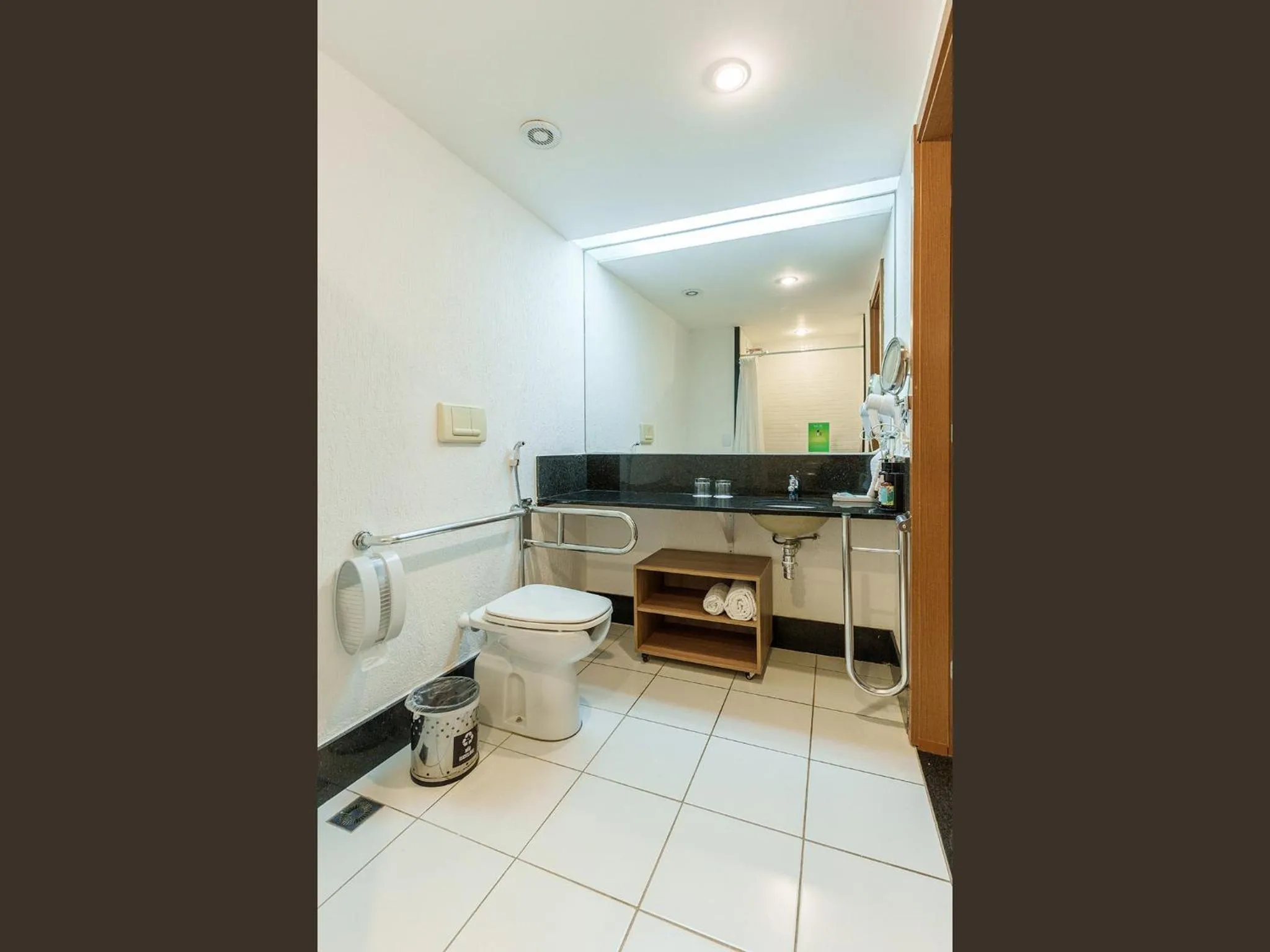 Bathroom in Athos Bulcão Hplus Executive