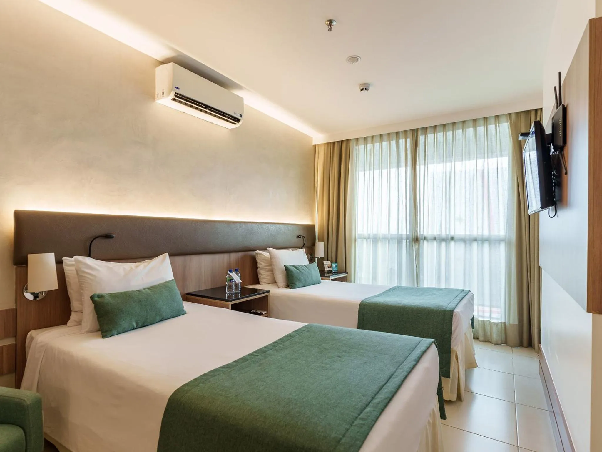 Photo of the whole room, Bed in Athos Bulcão Hplus Executive