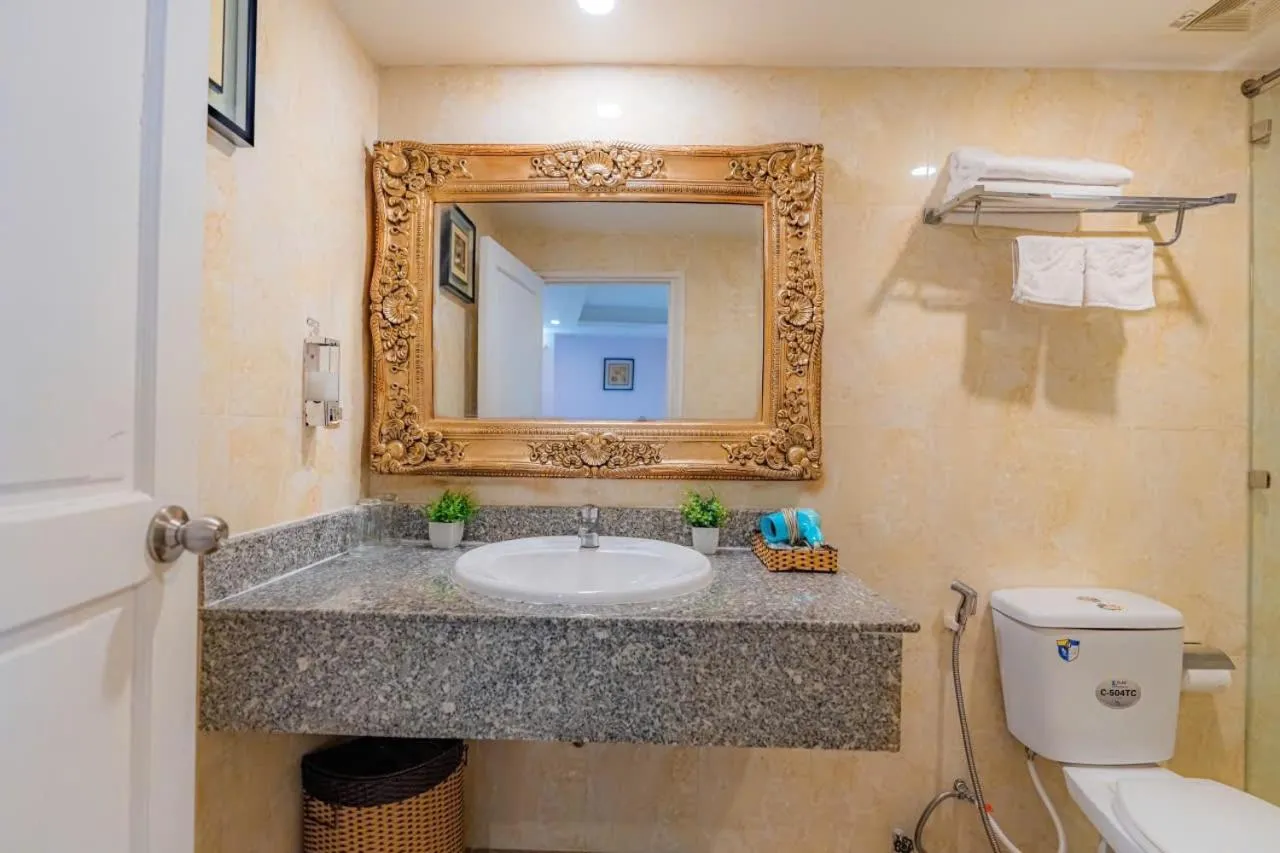 Fortune 1127 - Central Hotel