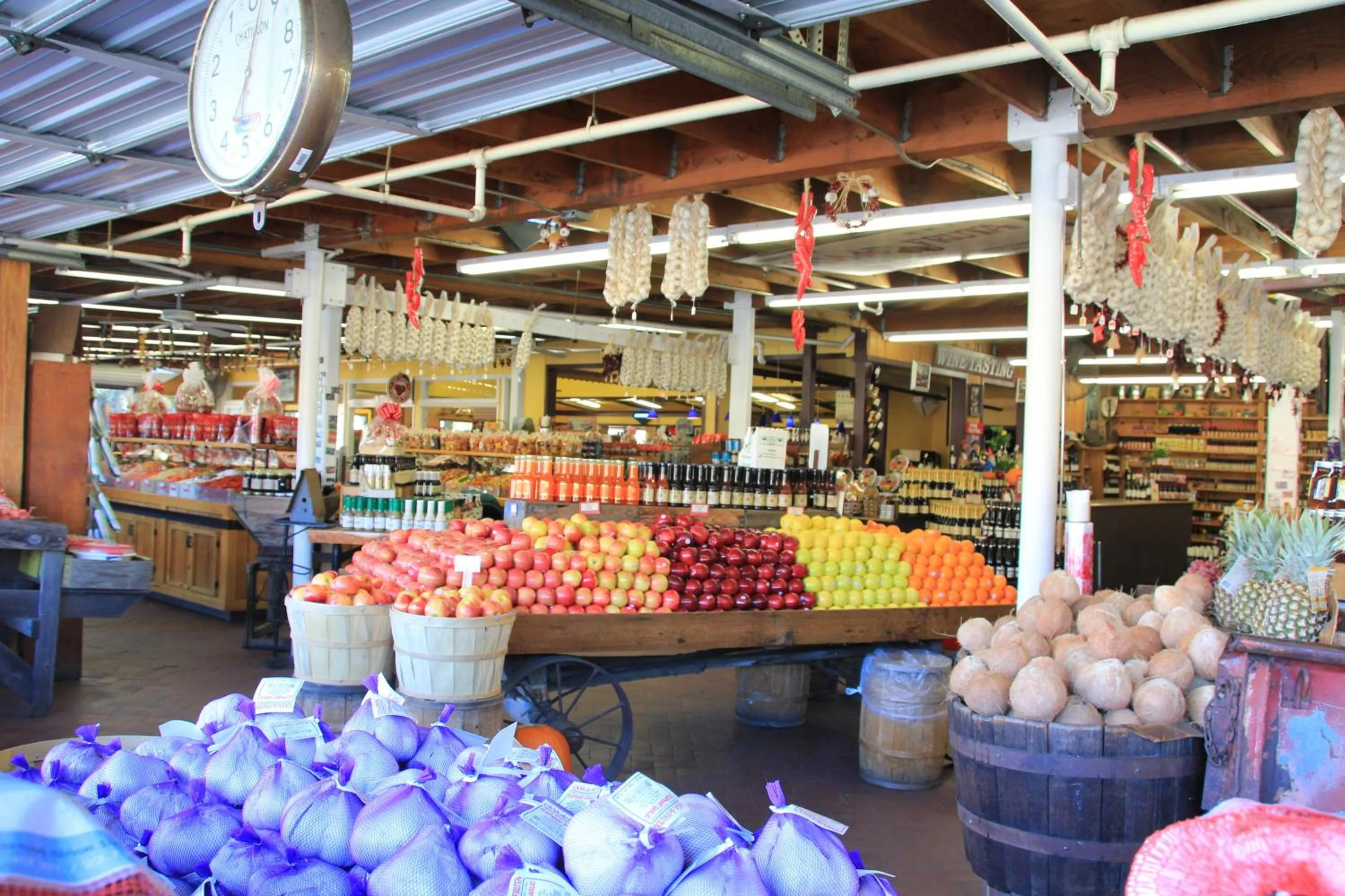On-site shops in Casa de Fruta Cabins, Inn & RV Park