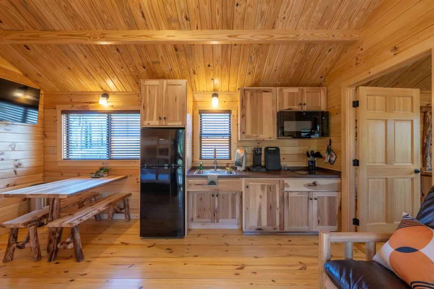 Kitchen or kitchenette in Casa de Fruta Cabins, Inn & RV Park
