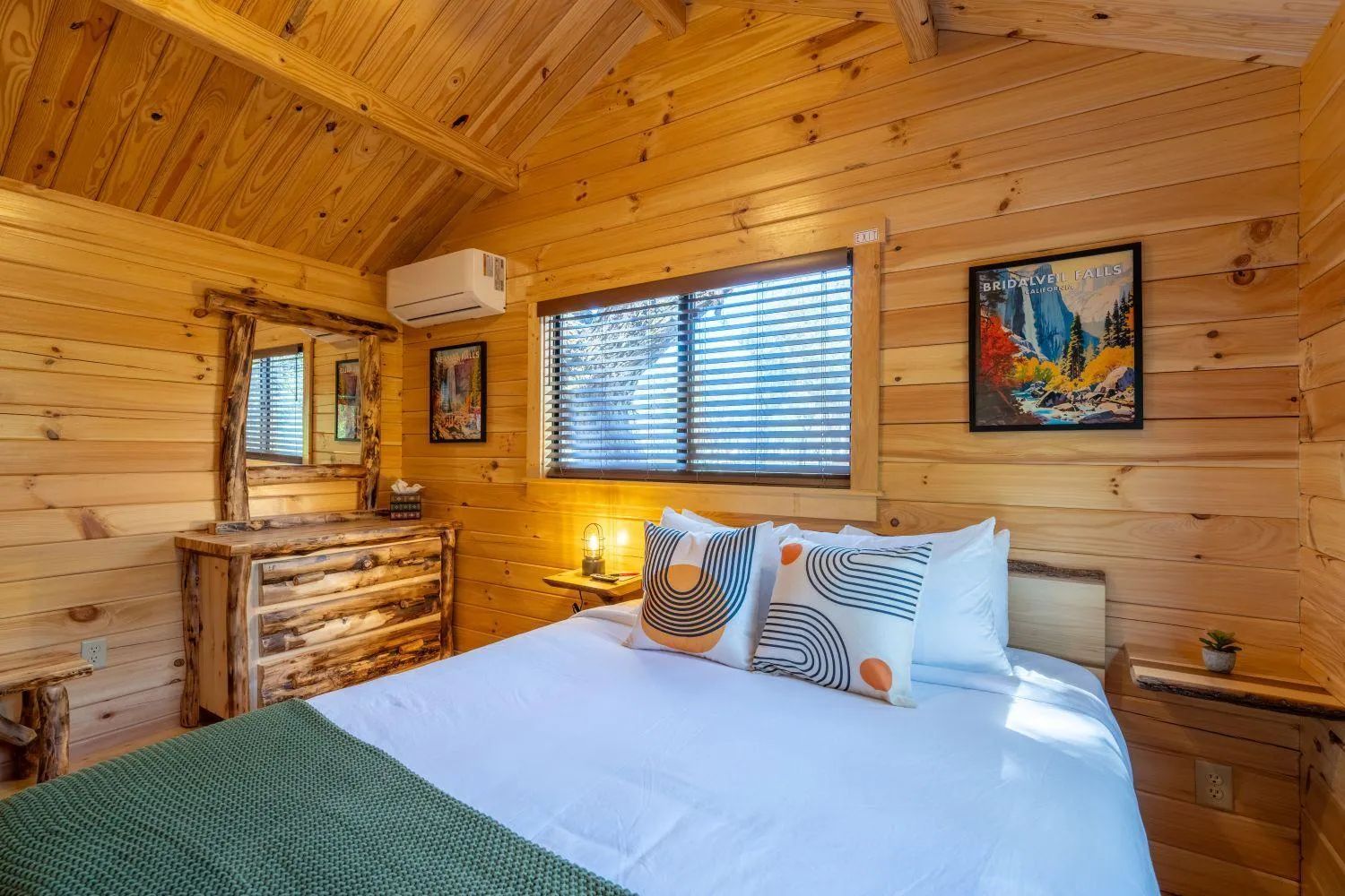 Bedroom, Bed in Casa de Fruta Cabins, Inn & RV Park