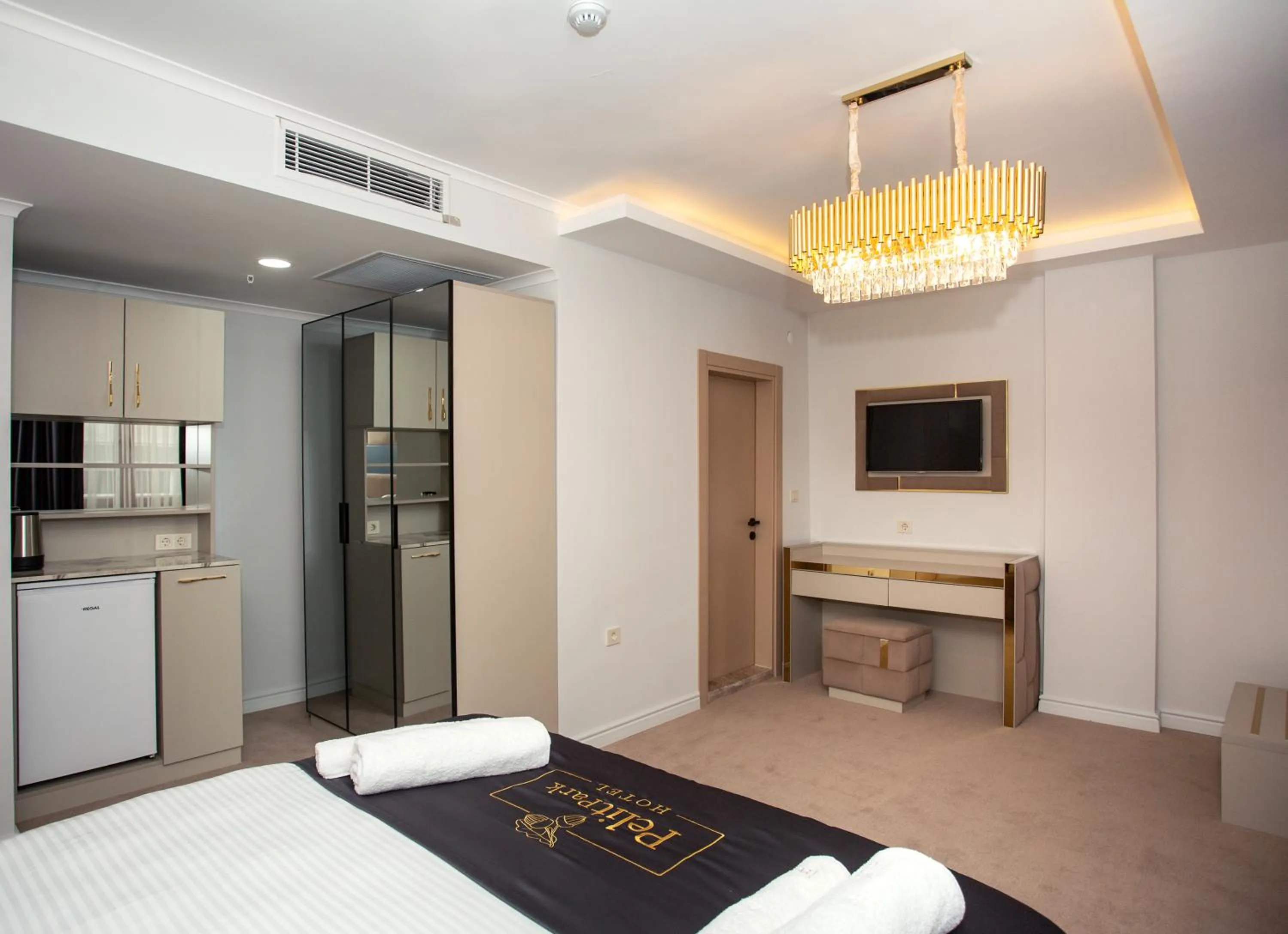 Communal lounge/ TV room, Bed in Pelit Park Hotel