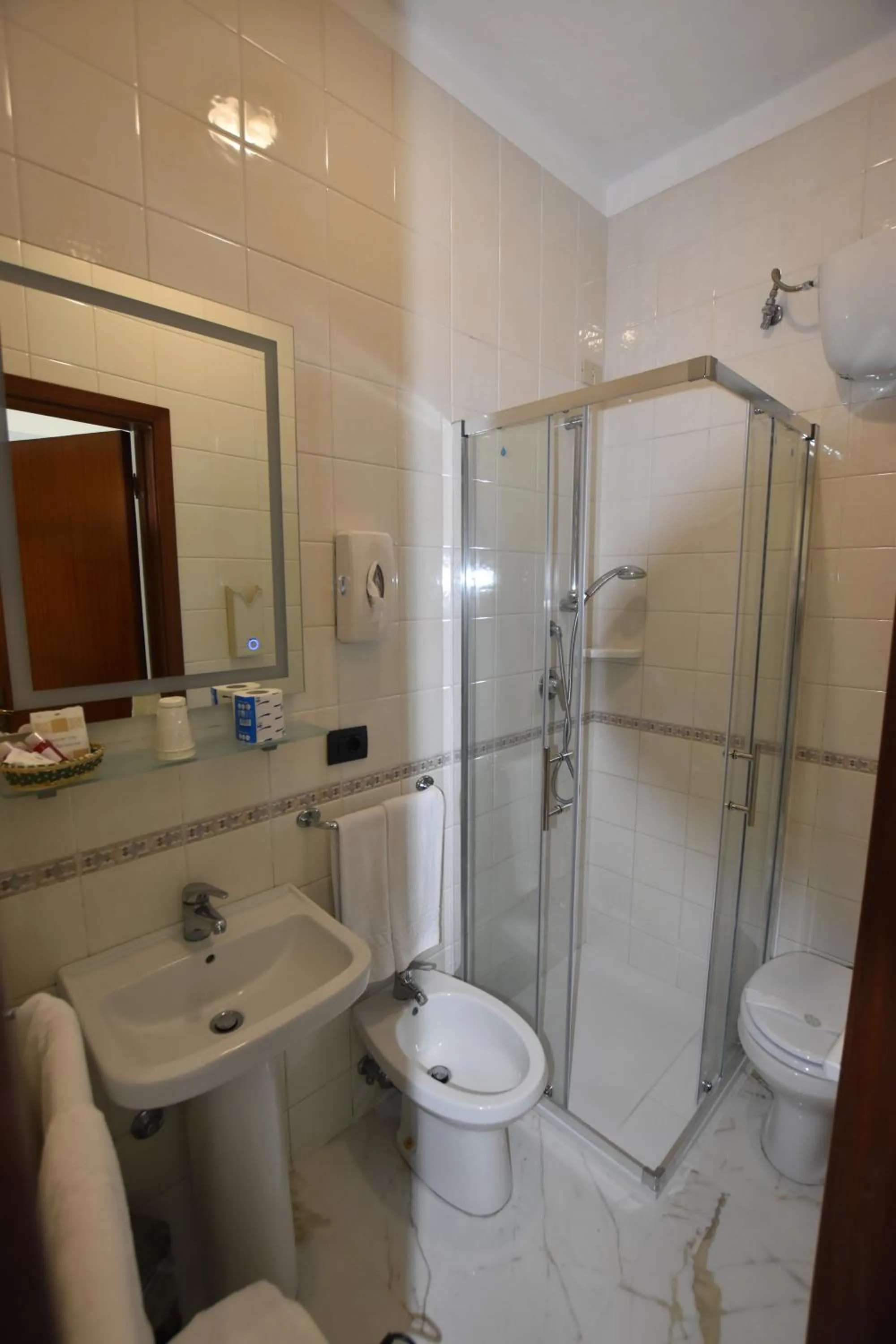 Shower in Hotel Condor