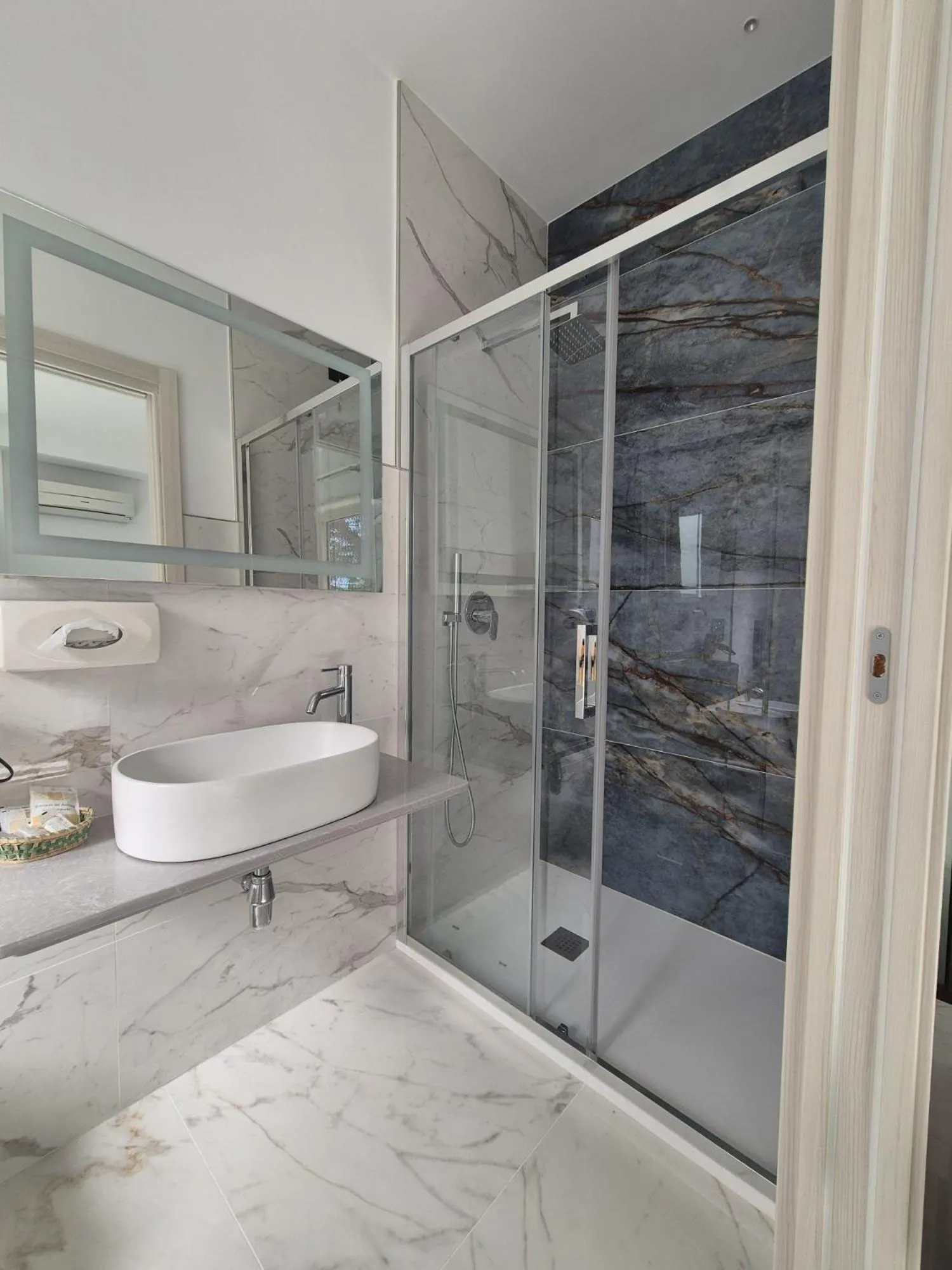 Shower in Hotel Condor