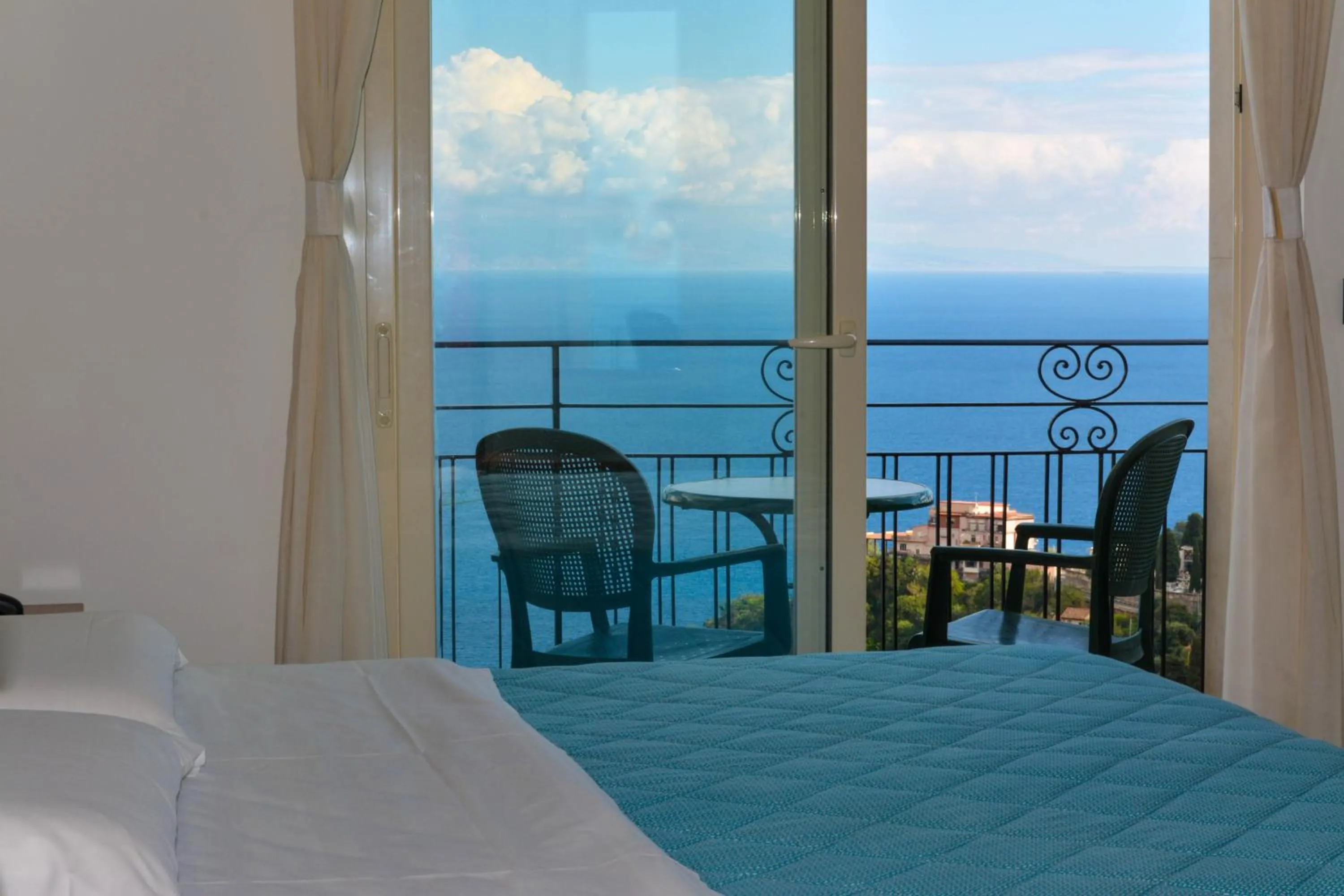 Balcony/Terrace, Bed in Hotel Condor