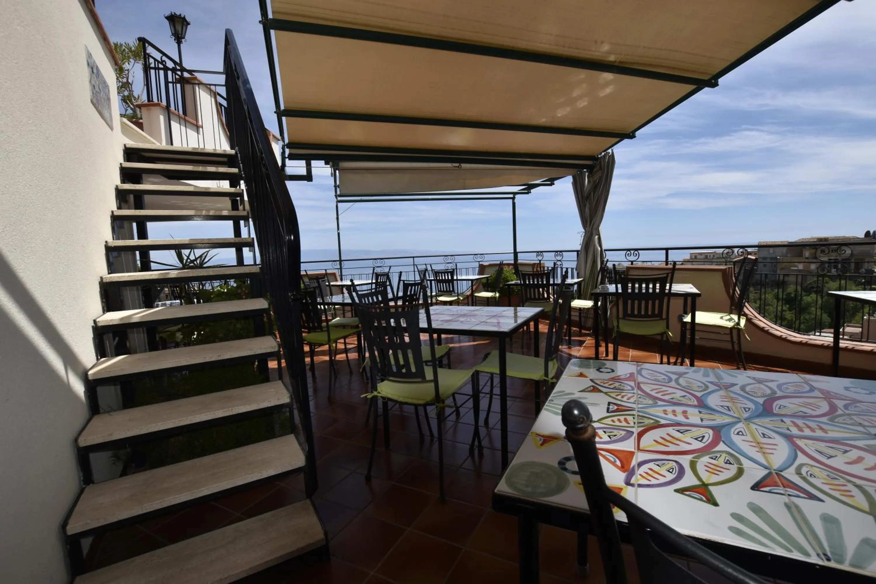 Restaurant/places to eat in Hotel Condor