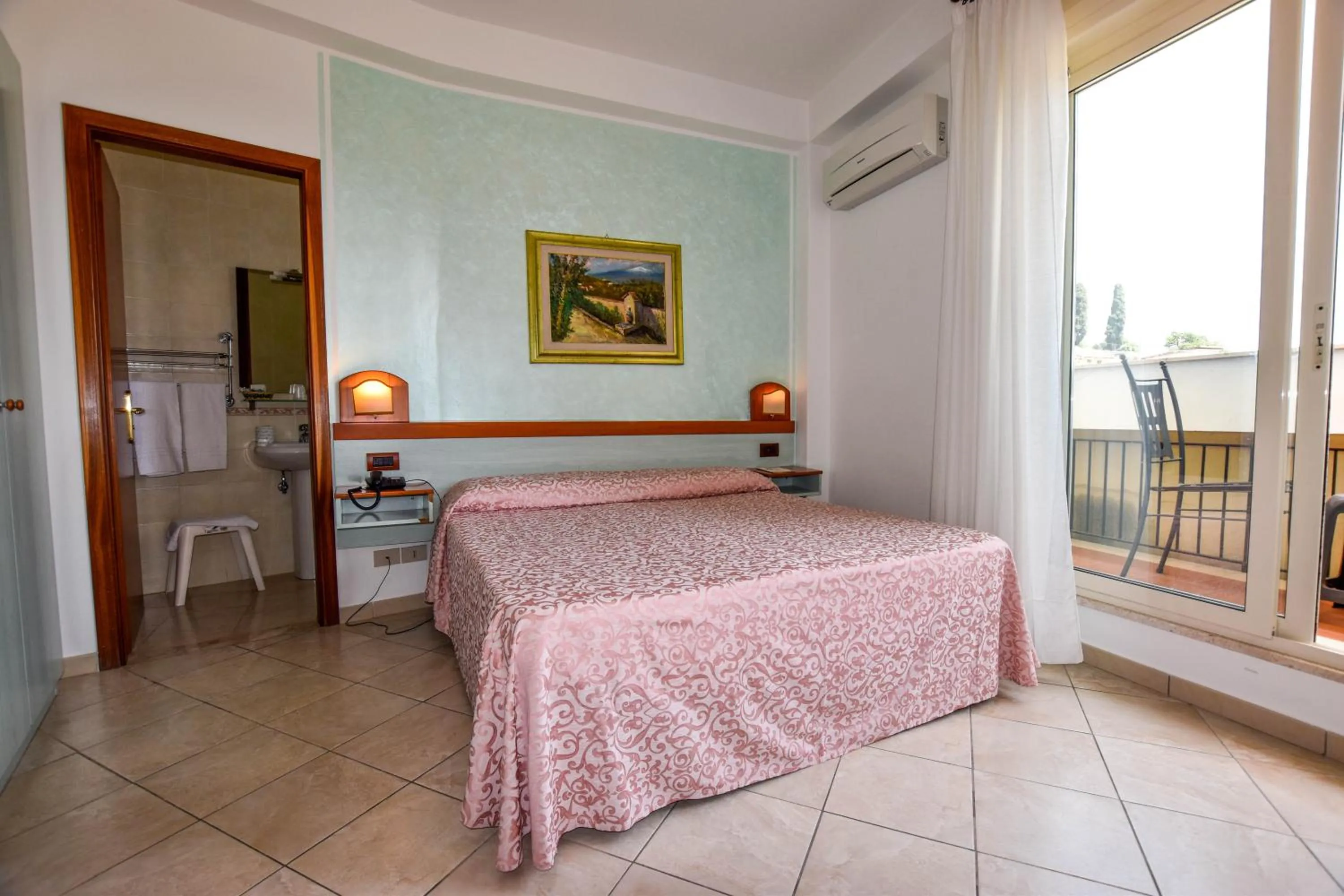 Photo of the whole room, Bed in Hotel Condor