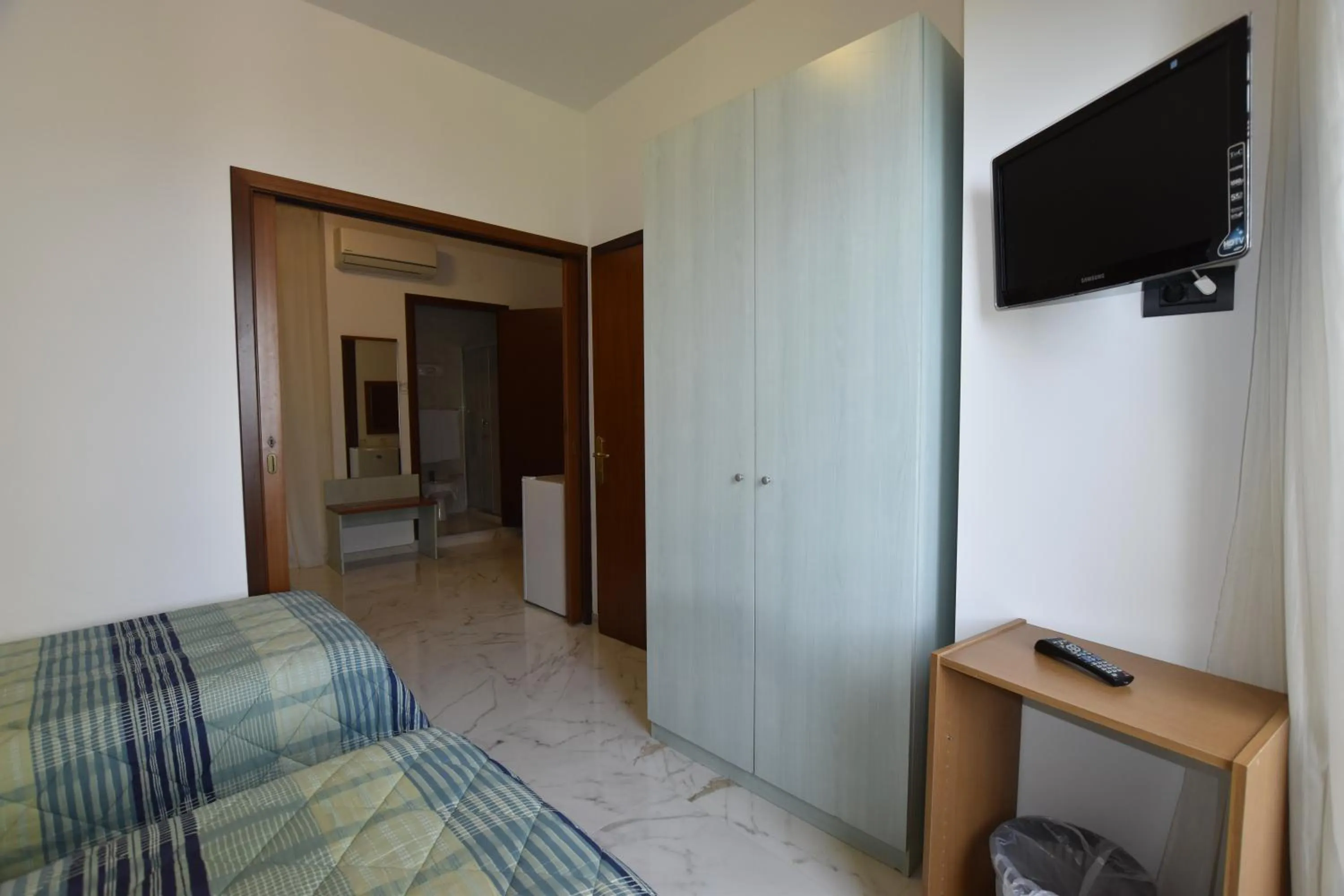 Photo of the whole room, Bed in Hotel Condor