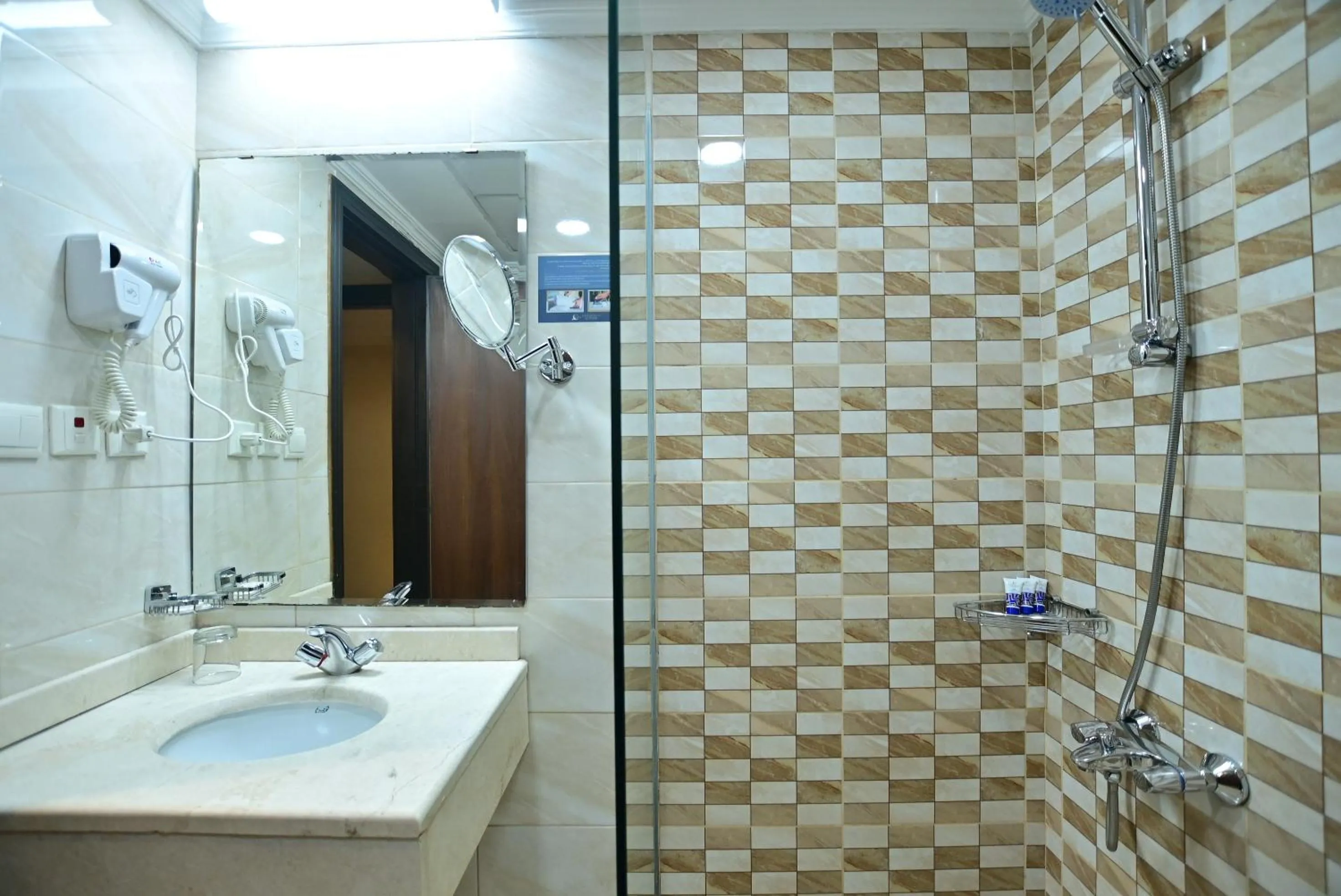 Shower in Abraj Al Tayseer Tuwa Hotel