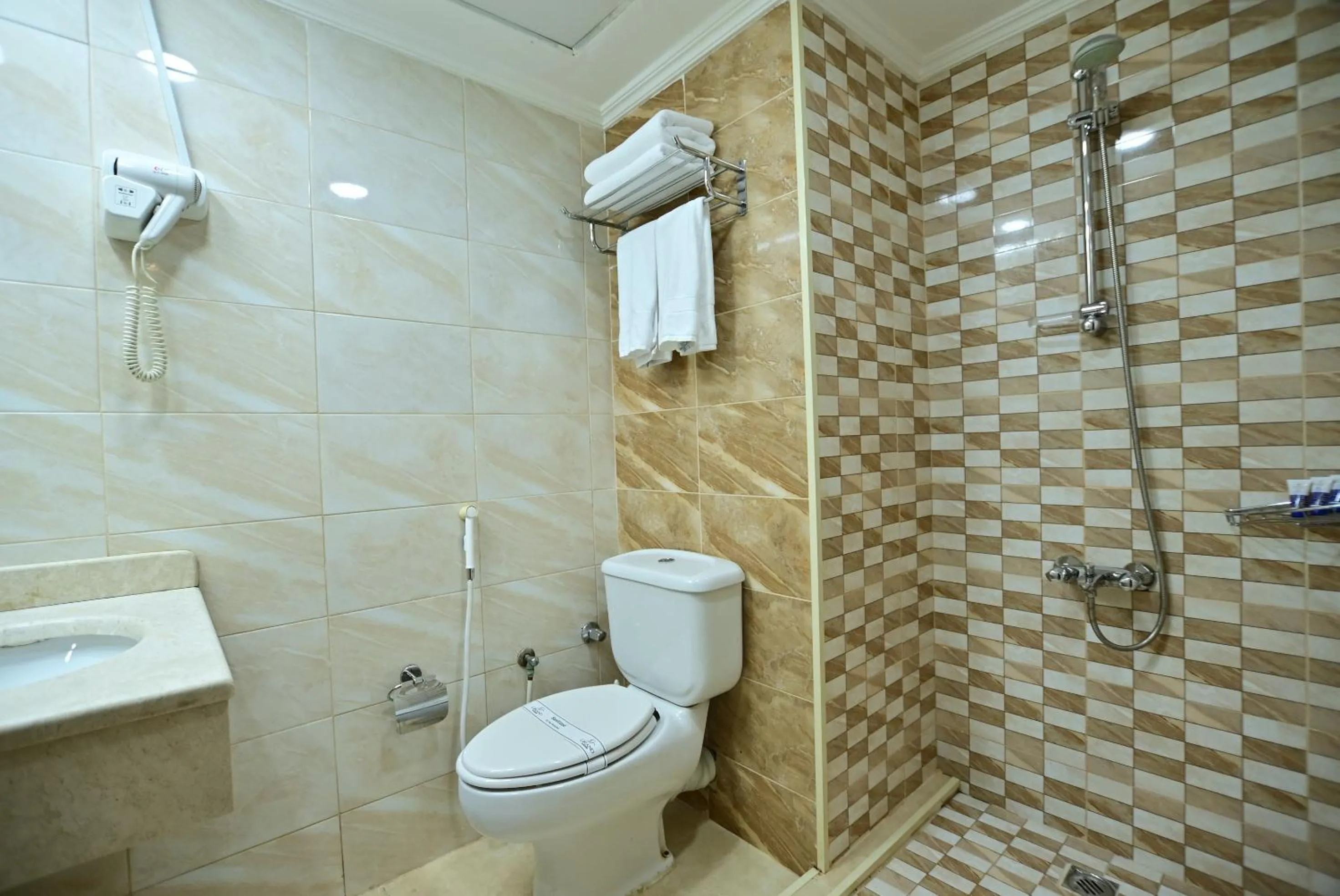 Shower in Abraj Al Tayseer Tuwa Hotel