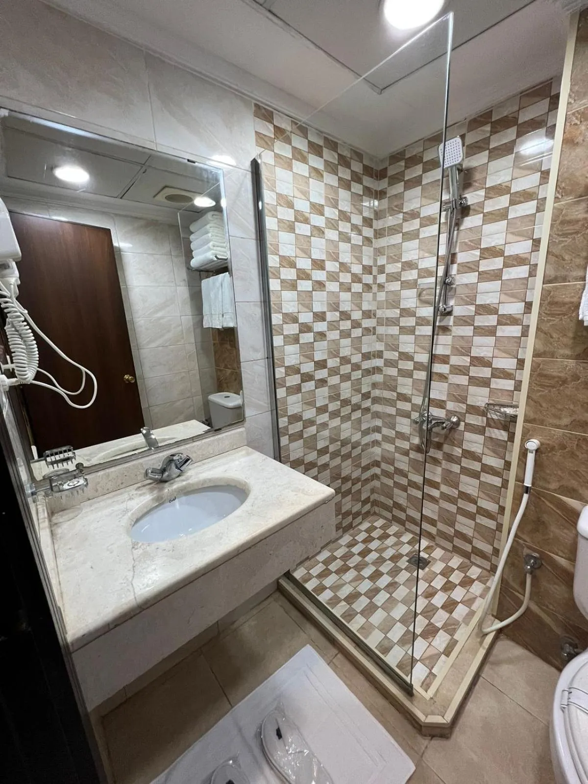 Shower in Abraj Al Tayseer Tuwa Hotel