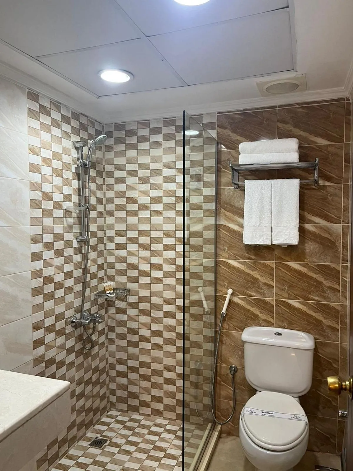 Shower in Abraj Al Tayseer Tuwa Hotel