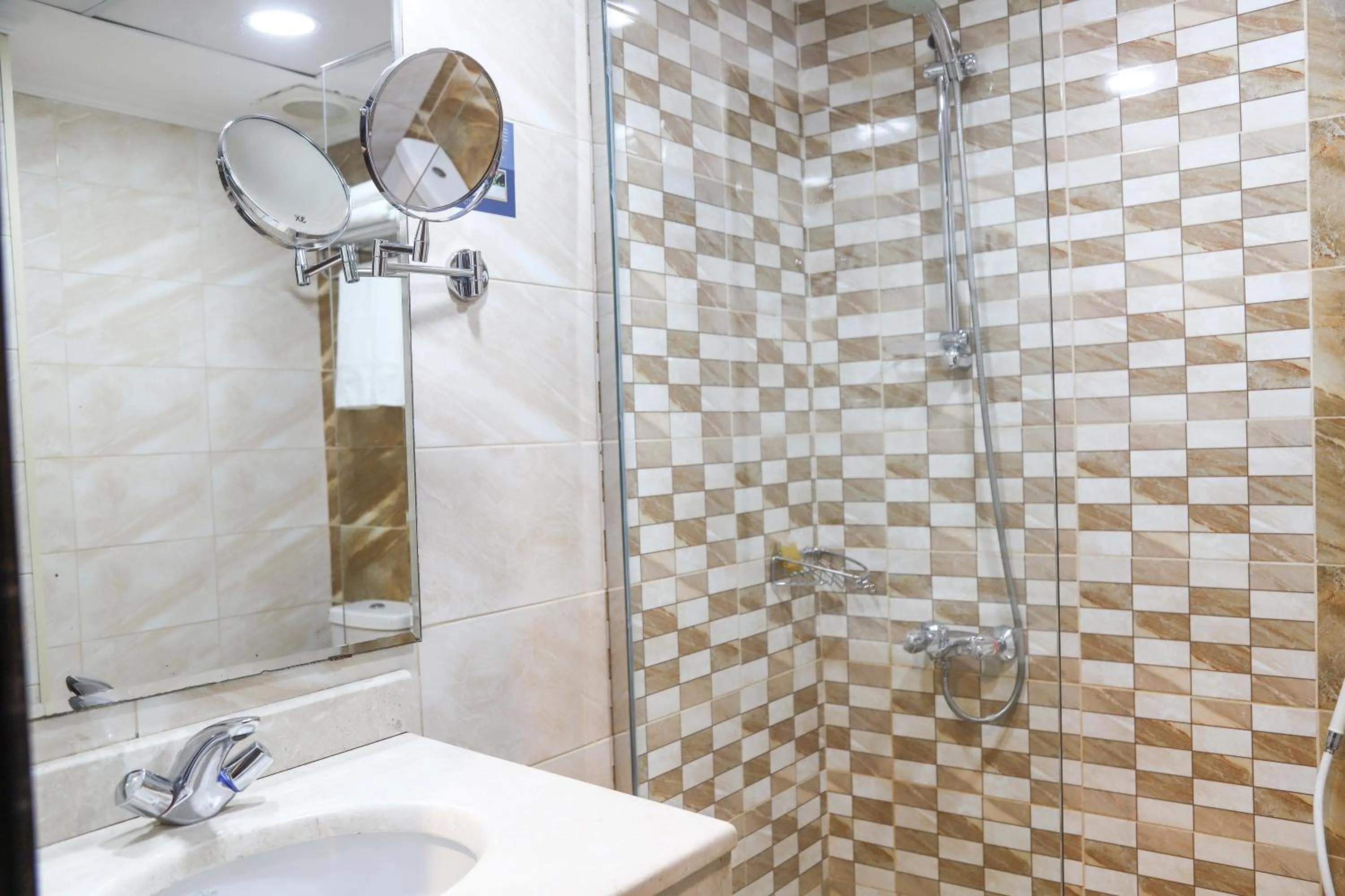 Shower in Abraj Al Tayseer Tuwa Hotel