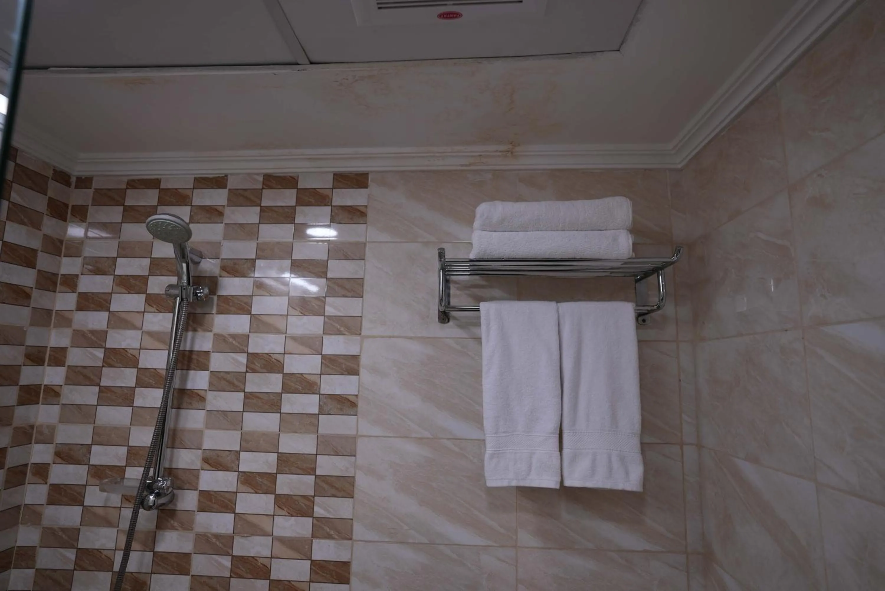 Shower in Abraj Al Tayseer Tuwa Hotel