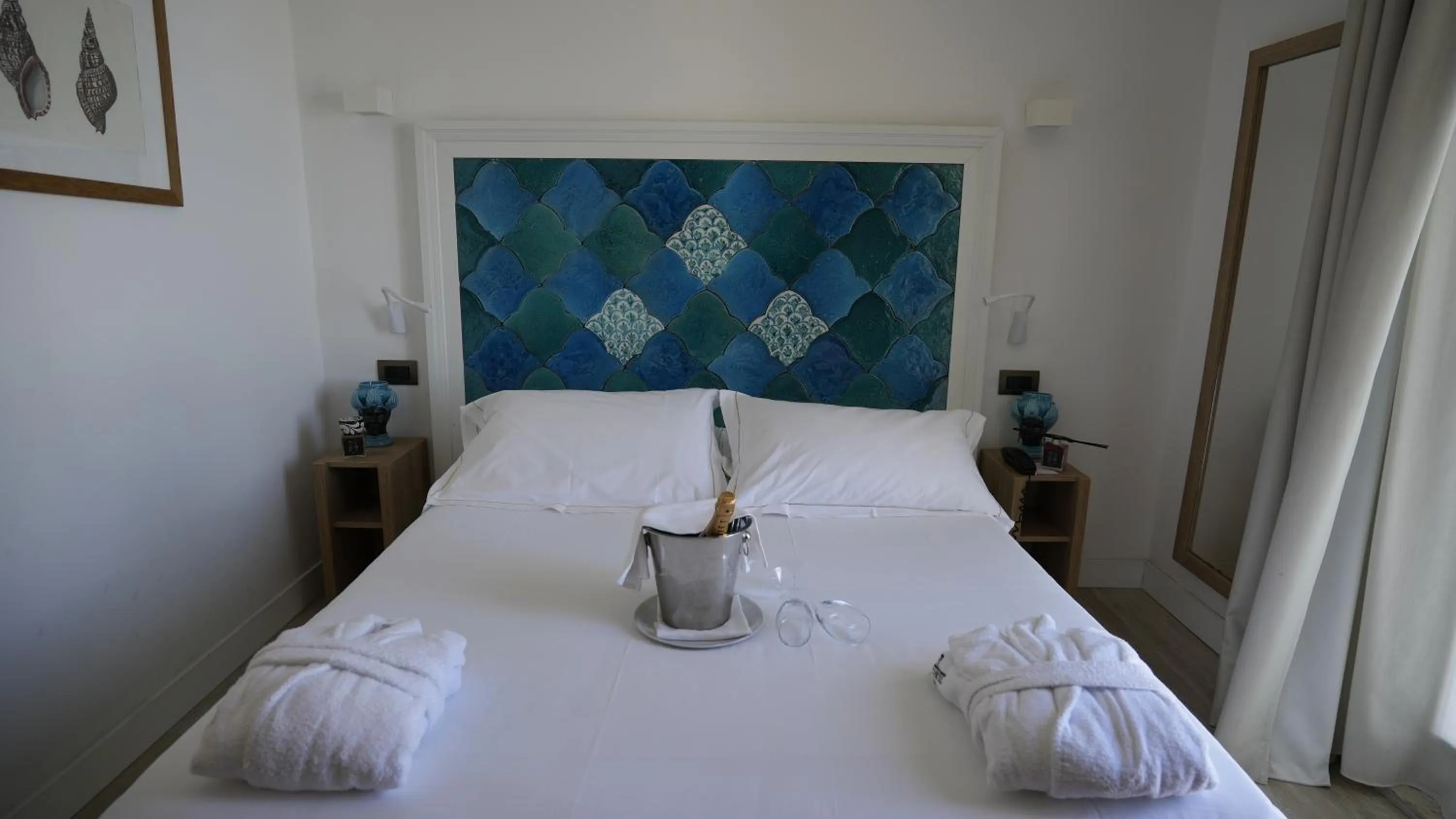 room service, Bed in Splendid Hotel Taormina