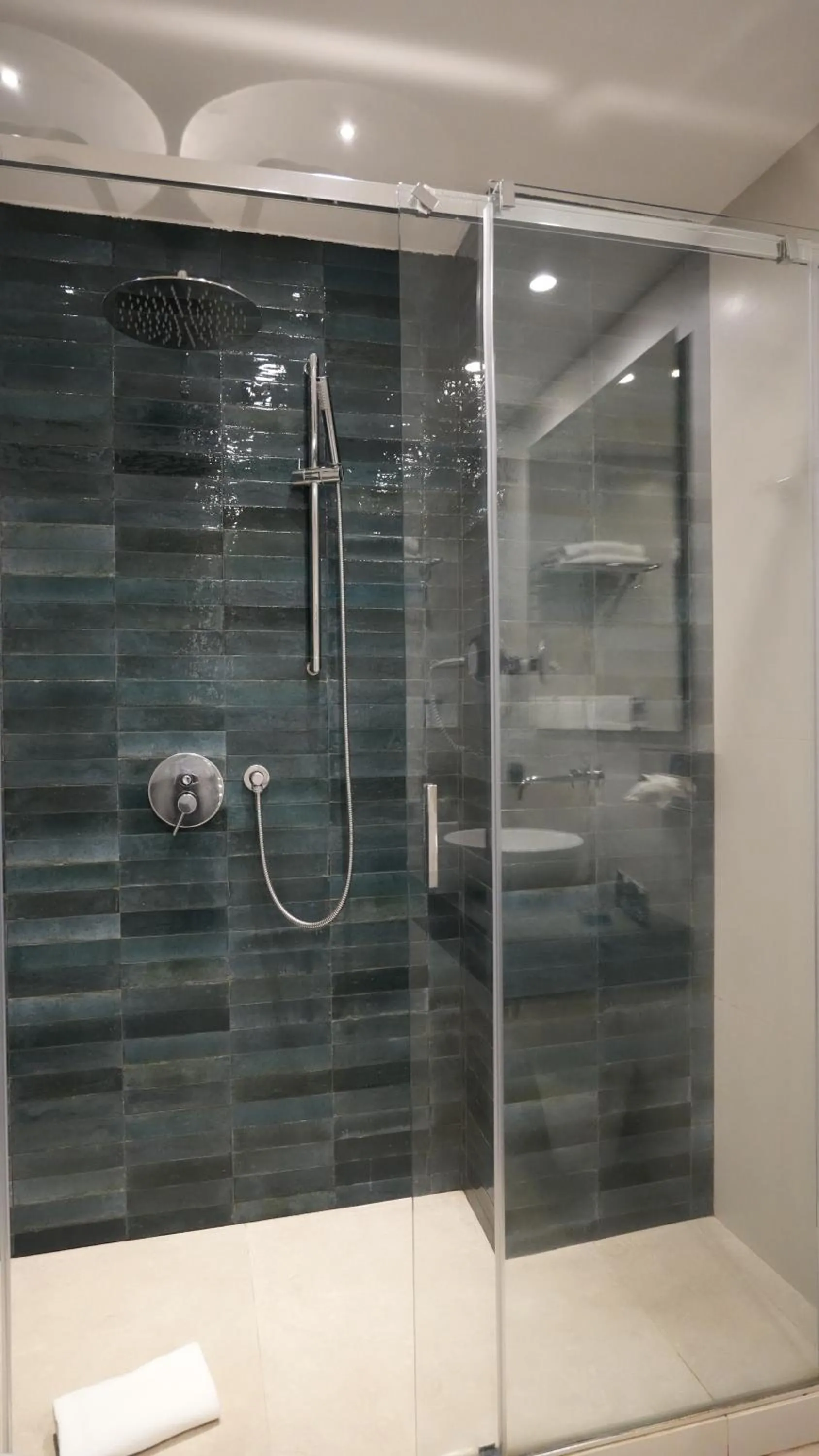 Shower in Splendid Hotel Taormina
