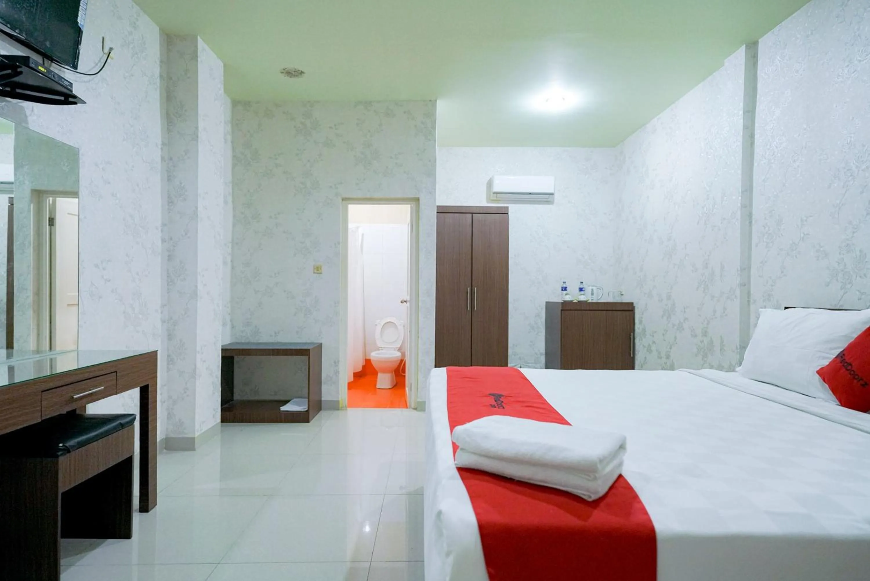 Bedroom, Bed in RedDoorz Plus @ Jalan FL Lumban Tobing Sibolga
