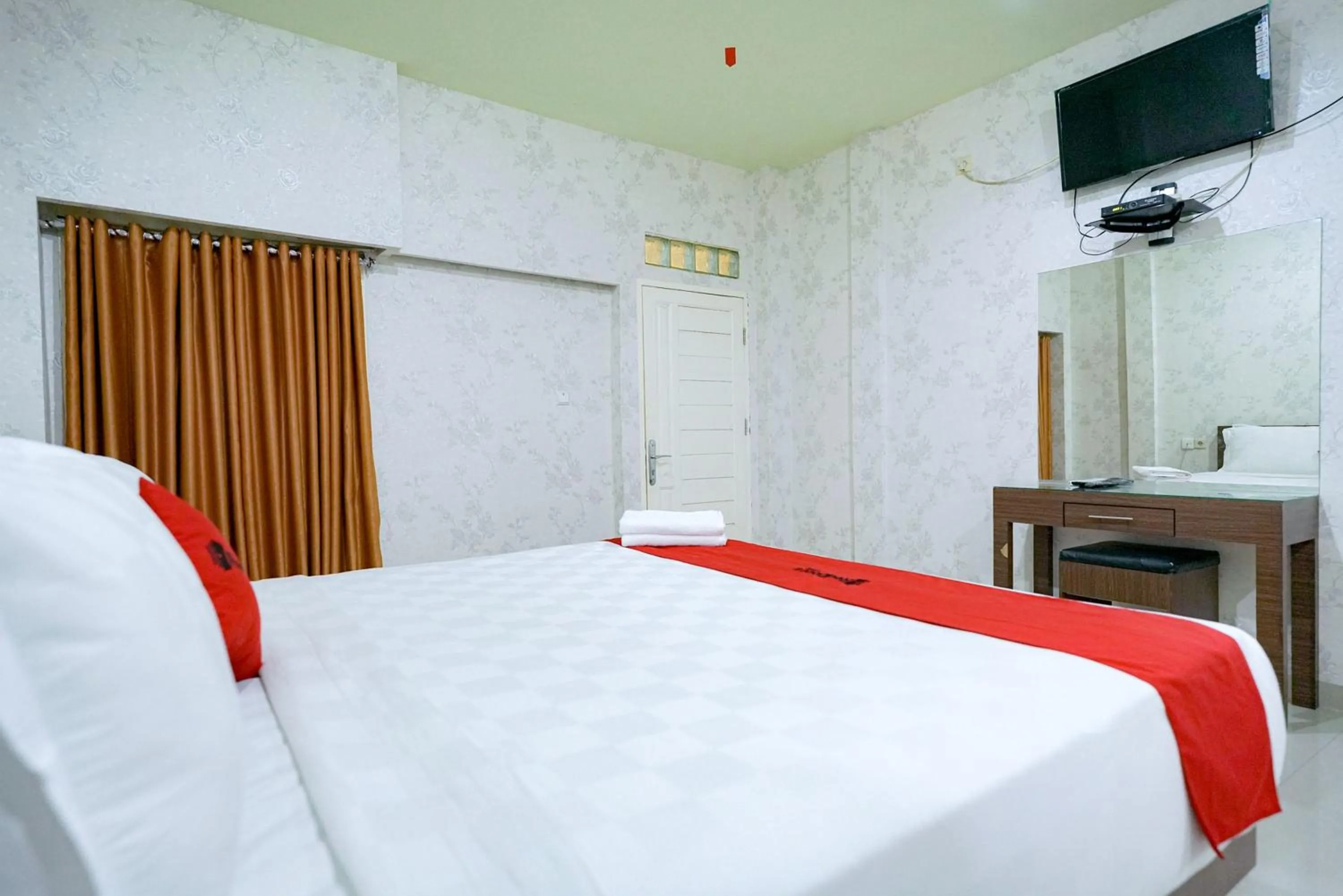 Bedroom, Bed in RedDoorz Plus @ Jalan FL Lumban Tobing Sibolga