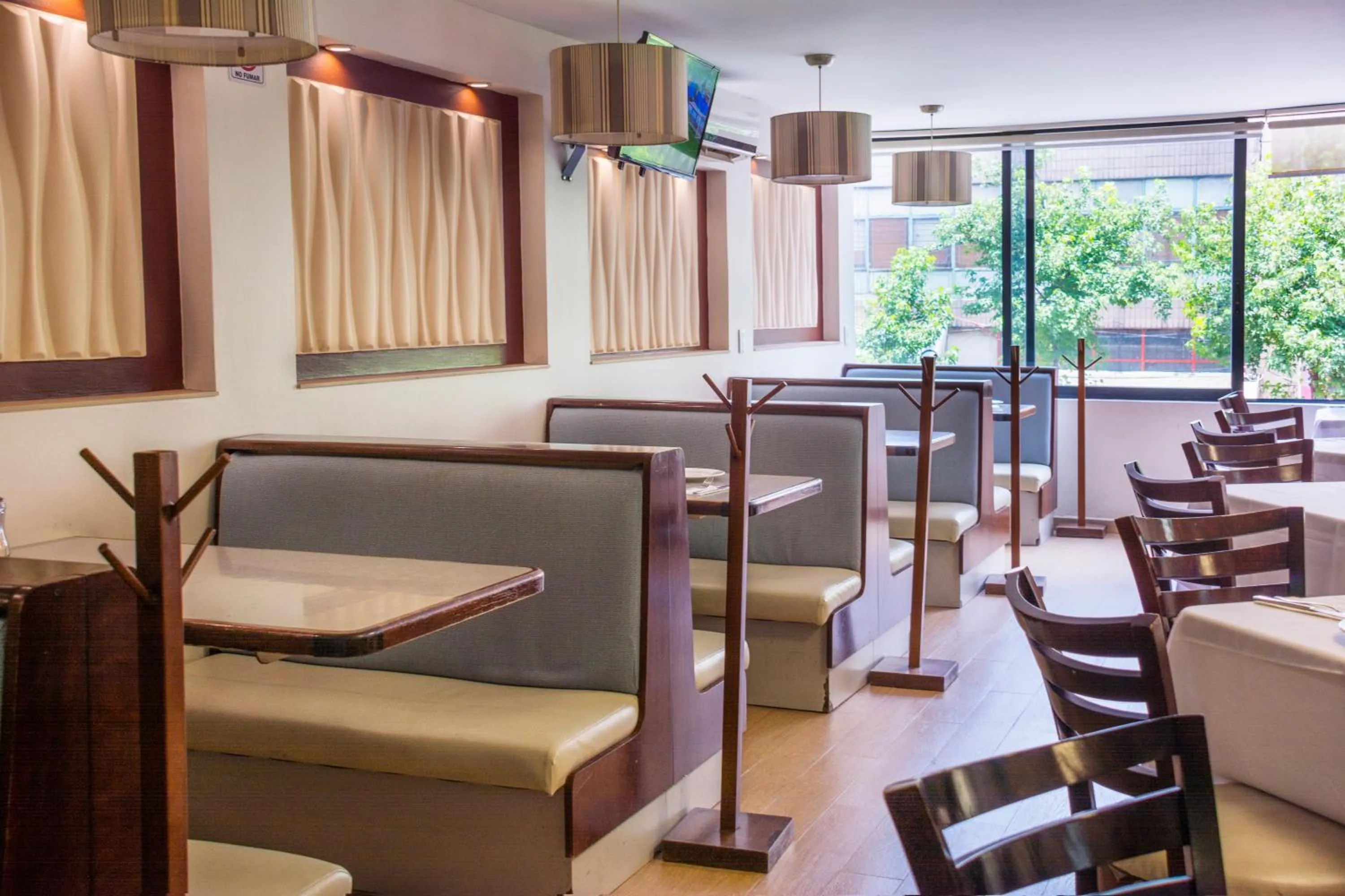 Restaurant/places to eat in Hotel Castropol