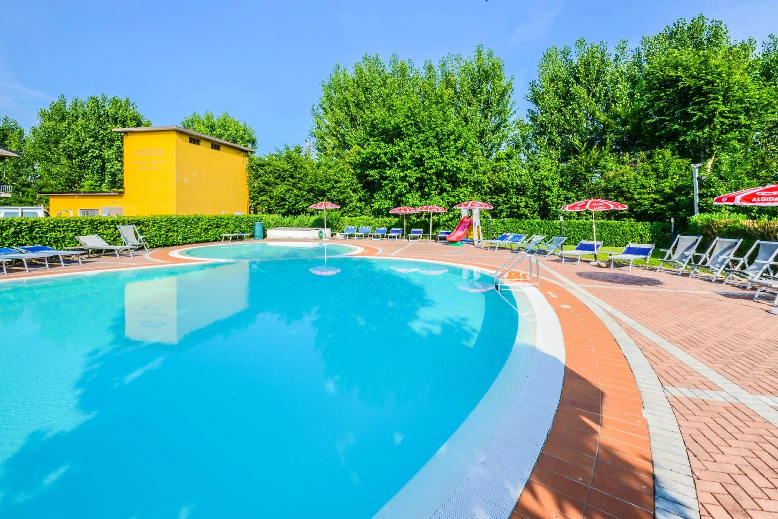 Swimming pool in Hotel Riel