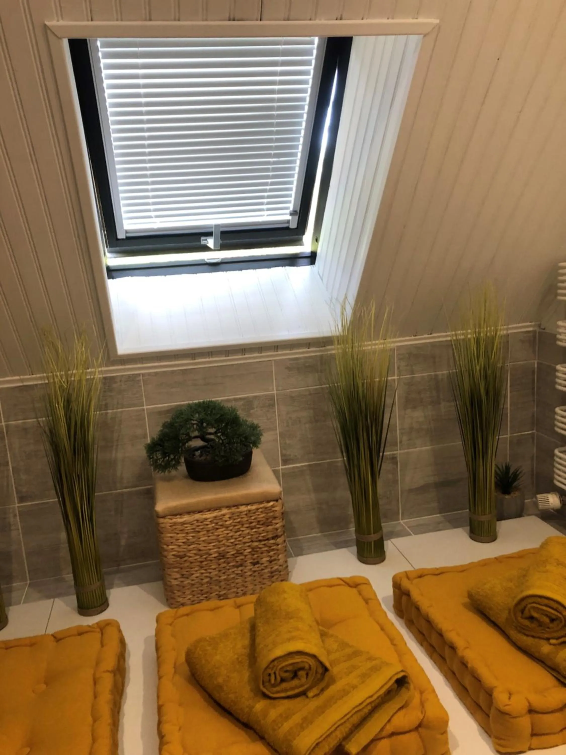 Bathroom, Bed in Grande Chambre Familiale JAUNE Tout Bonnement Bien