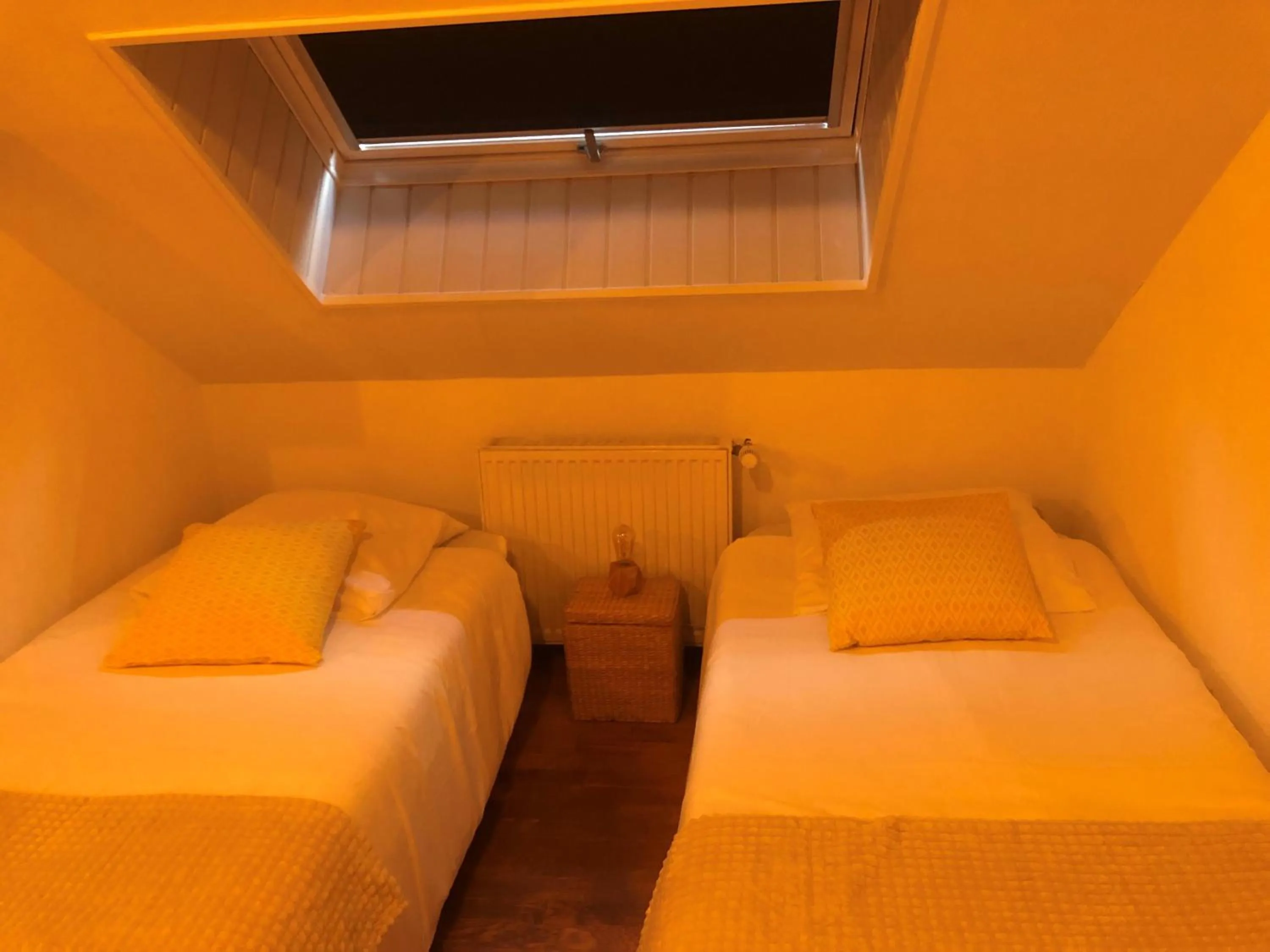 Bed in Grande Chambre Familiale JAUNE Tout Bonnement Bien