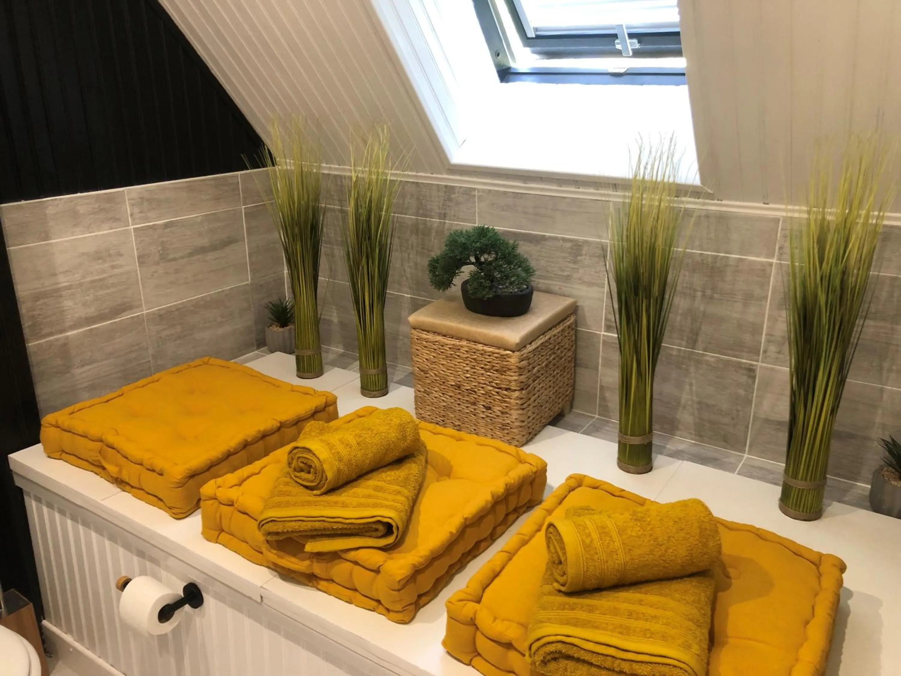 Bathroom, Bed in Grande Chambre Familiale JAUNE Tout Bonnement Bien