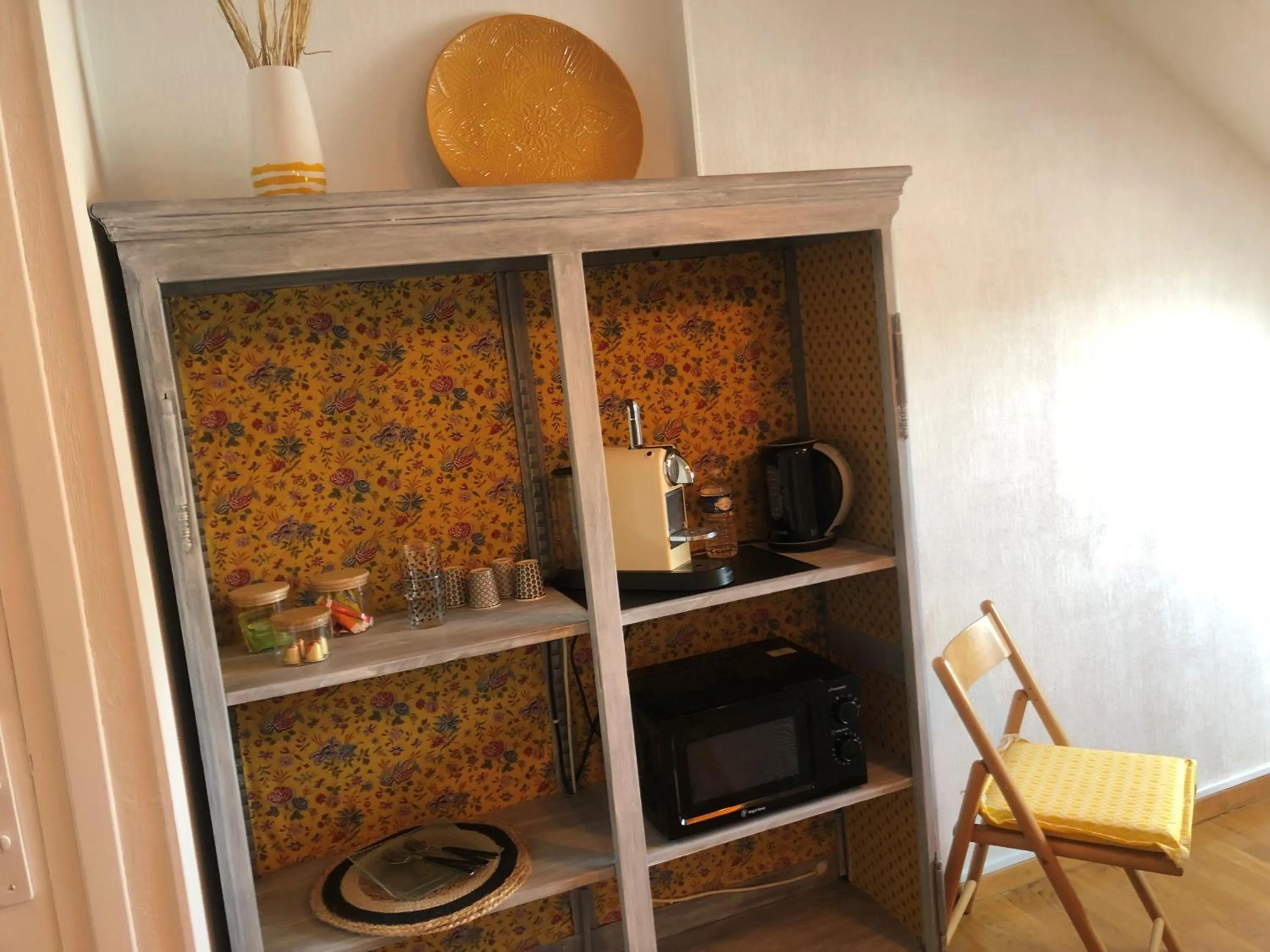 Coffee/tea facilities in Grande Chambre Familiale JAUNE Tout Bonnement Bien