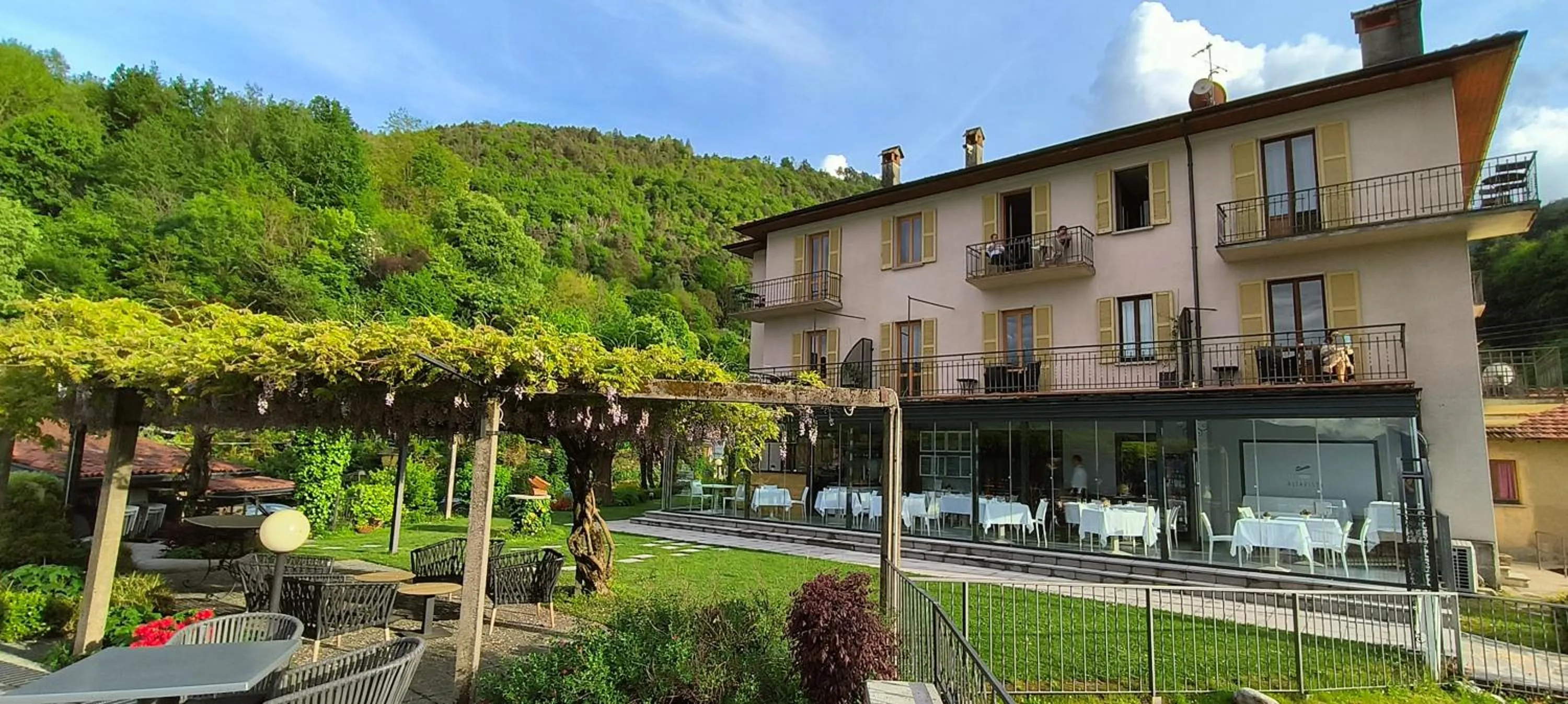 Property building in Hotel Il Perlo