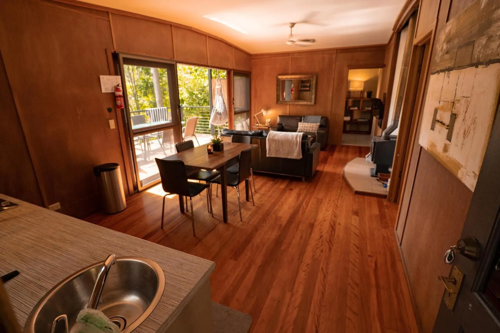 Kitchen or kitchenette, Bed in Whispering Valley Cottage Retreat