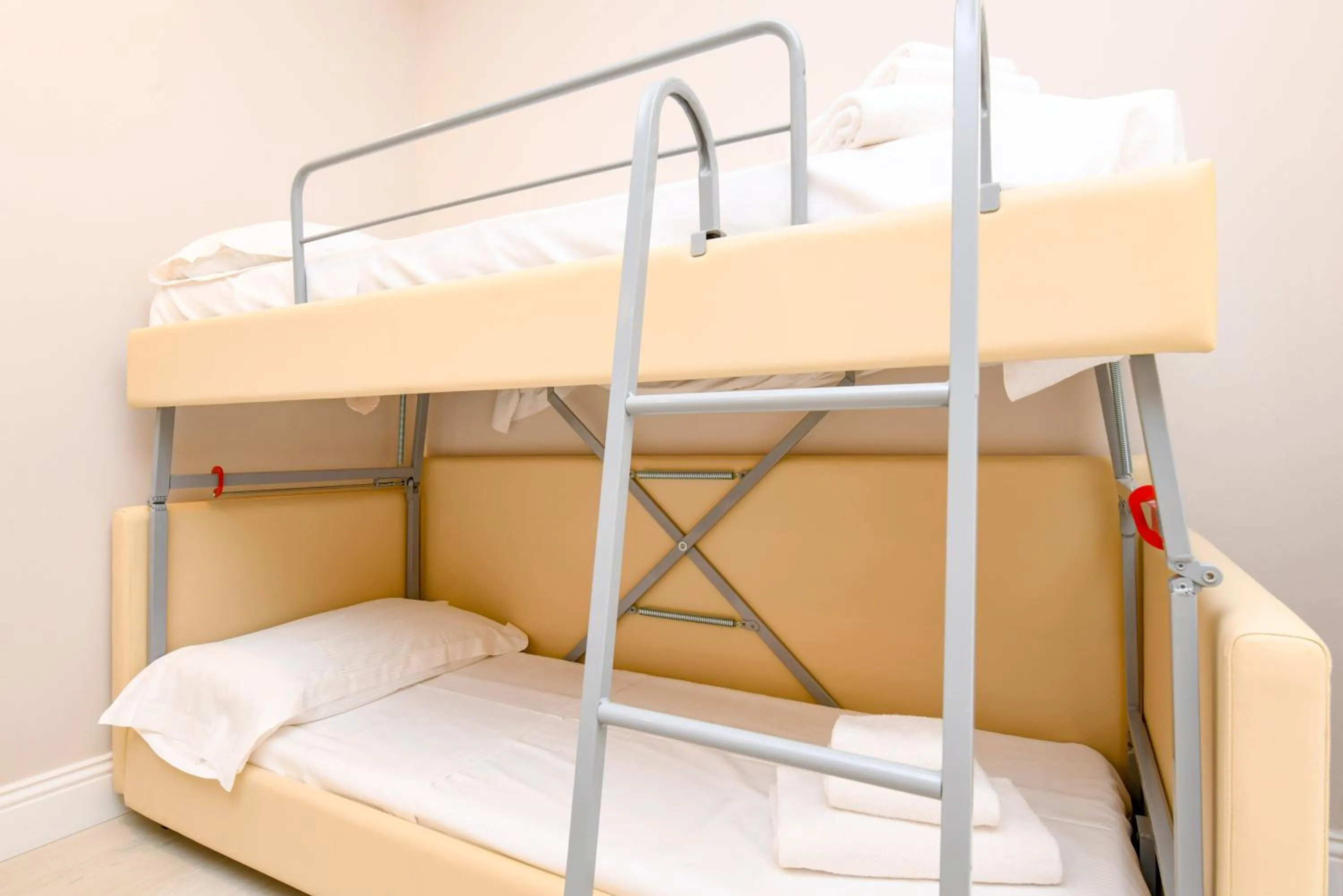 bunk bed, Bed in Hotel Oliveto